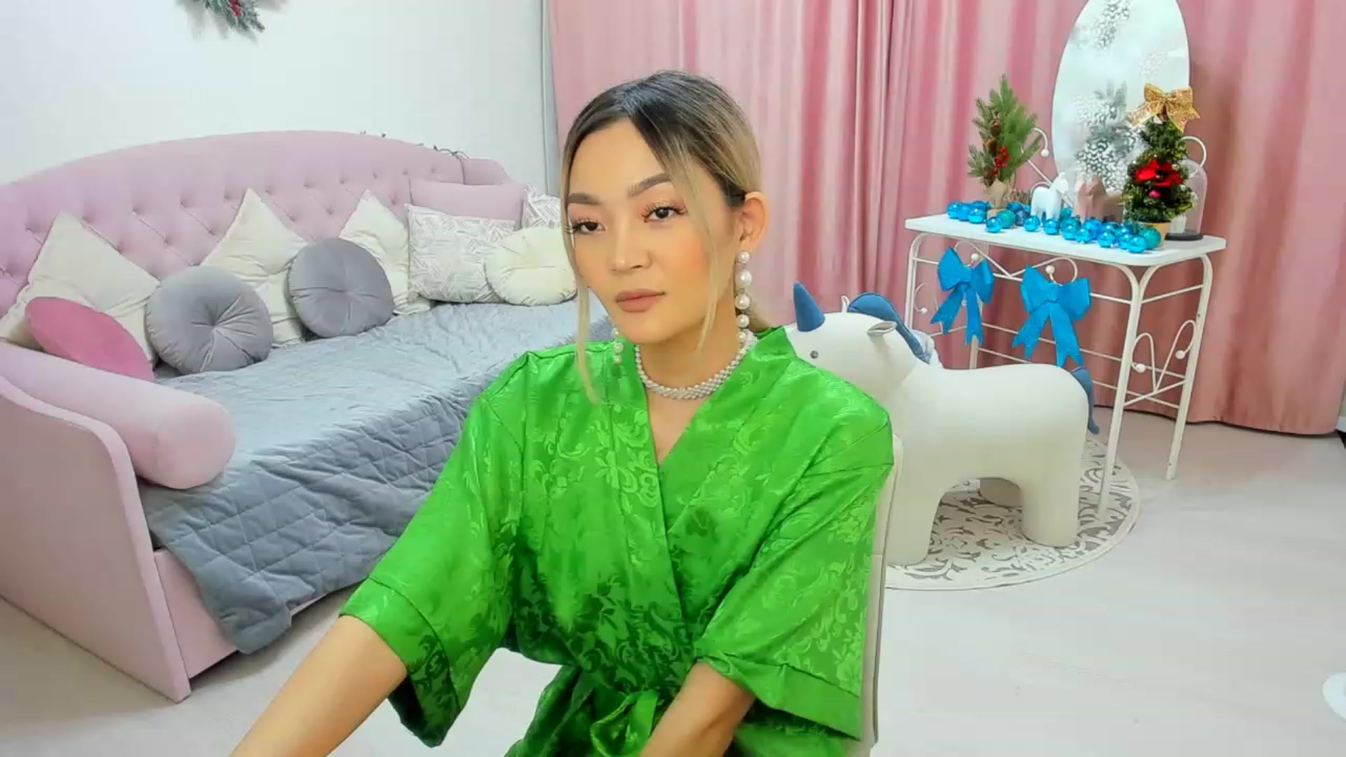 Gallery image thumbnail from HoneyLook's myfreecams stream on, 12/26/2022, 19:07 image 12 of 20