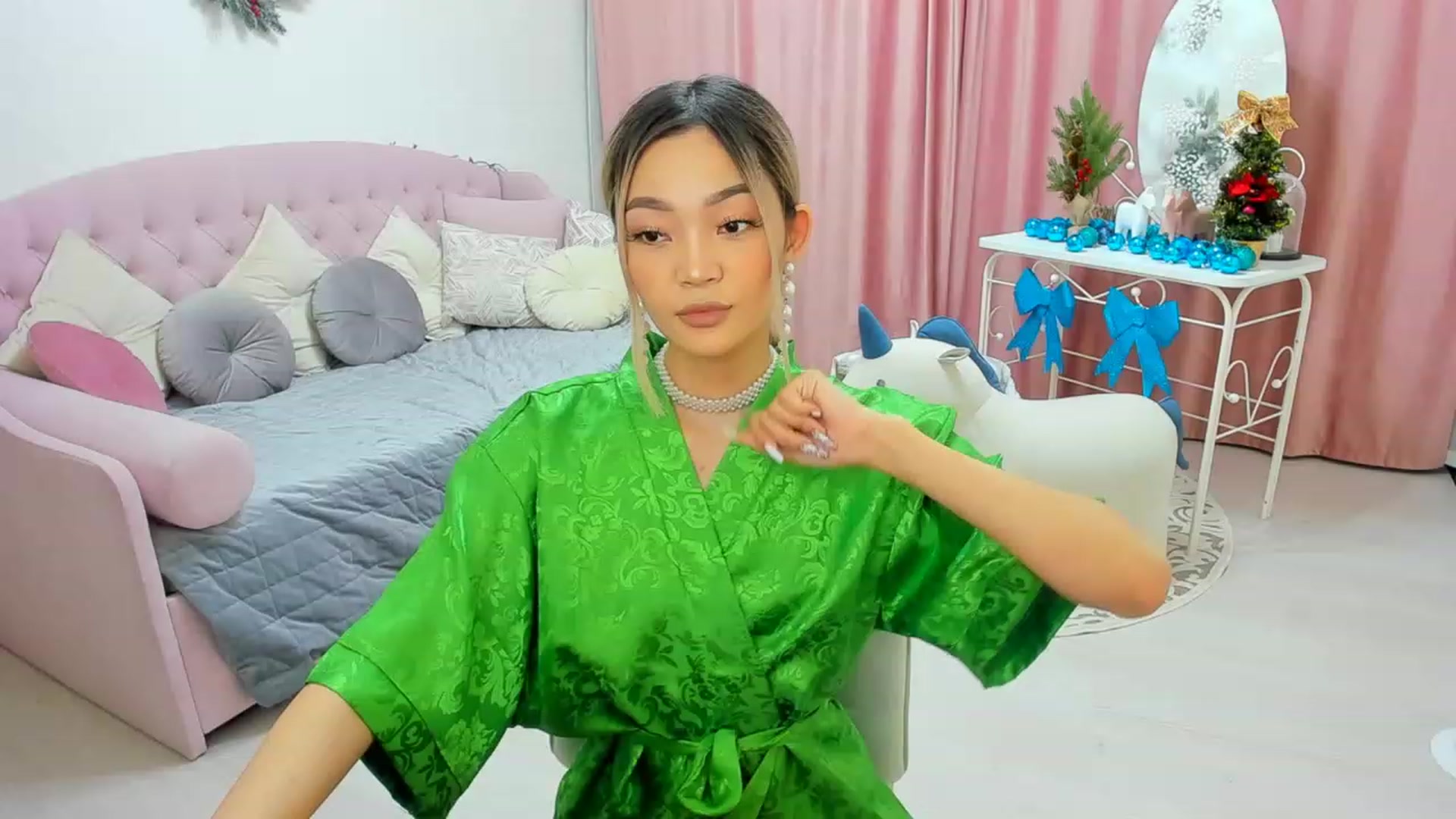 Gallery image thumbnail from HoneyLook's myfreecams stream on, 12/26/2022, 19:07 image 15 of 20