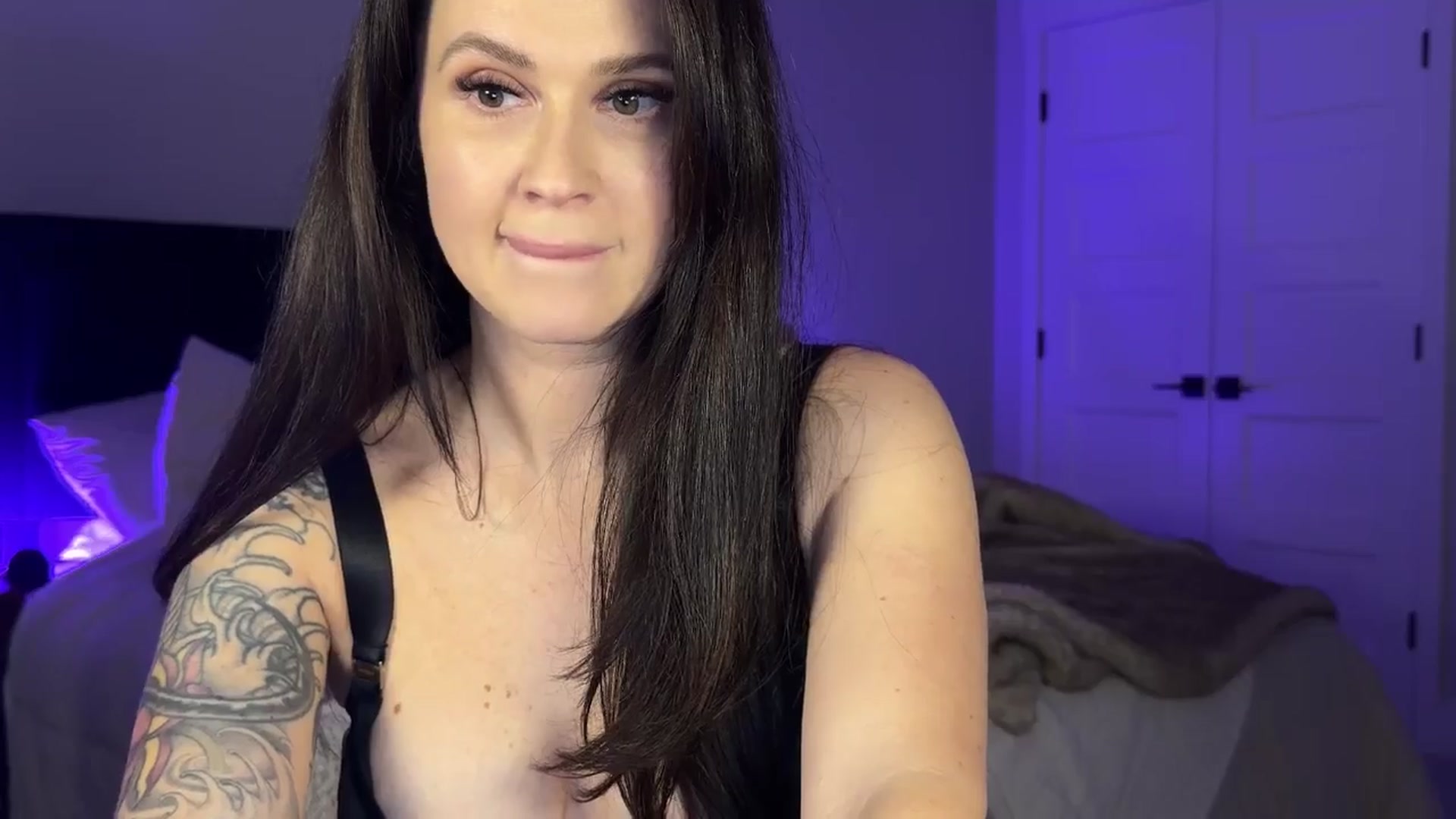 Gallery image thumbnail from HoneyNBourbon's myfreecams stream on, 01/06/2026, 03:37 image 15 of 20