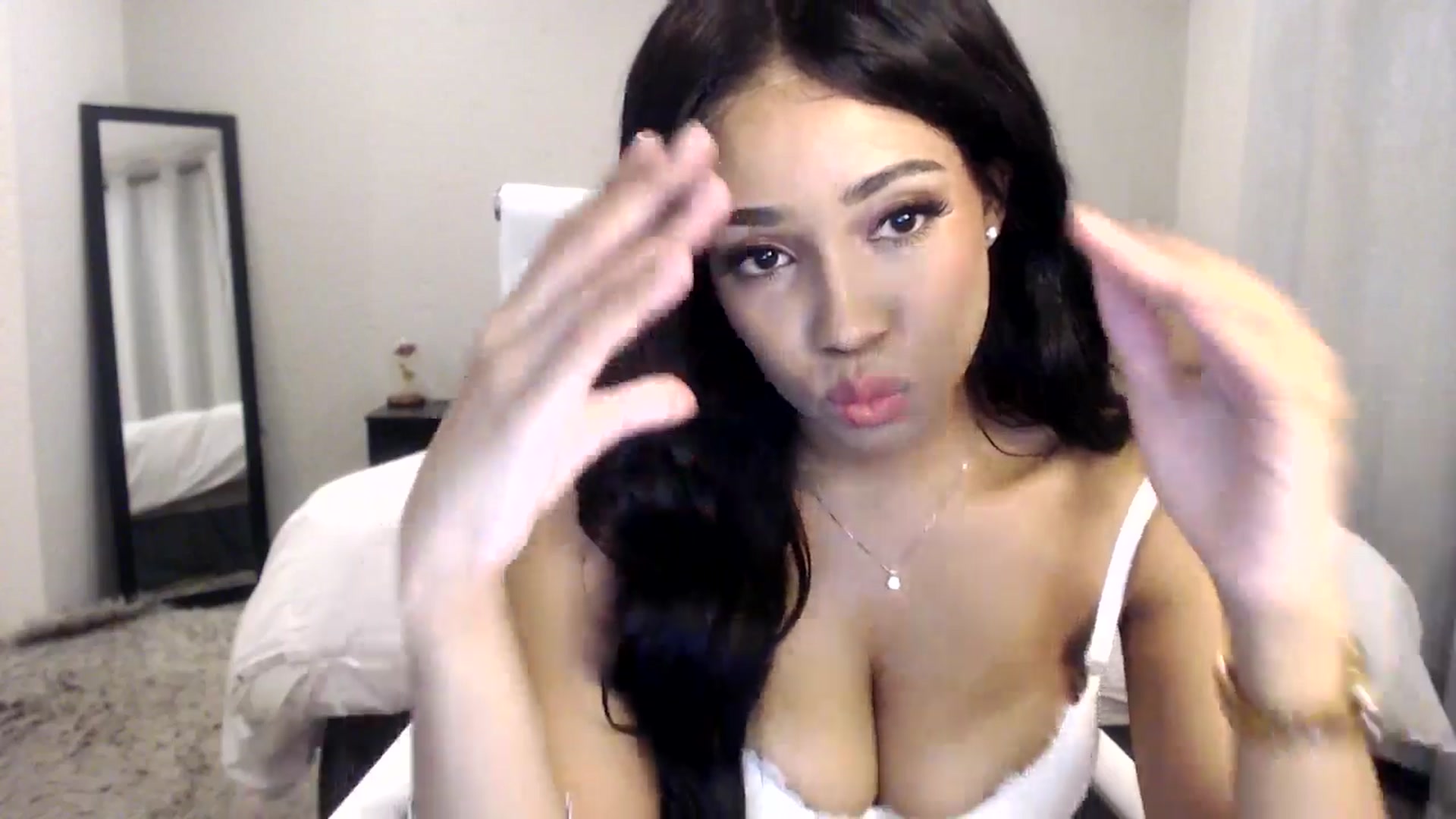 Gallery image thumbnail from HoneyNala's myfreecams stream on, 05/05/2025, 02:07 image 6 of 20