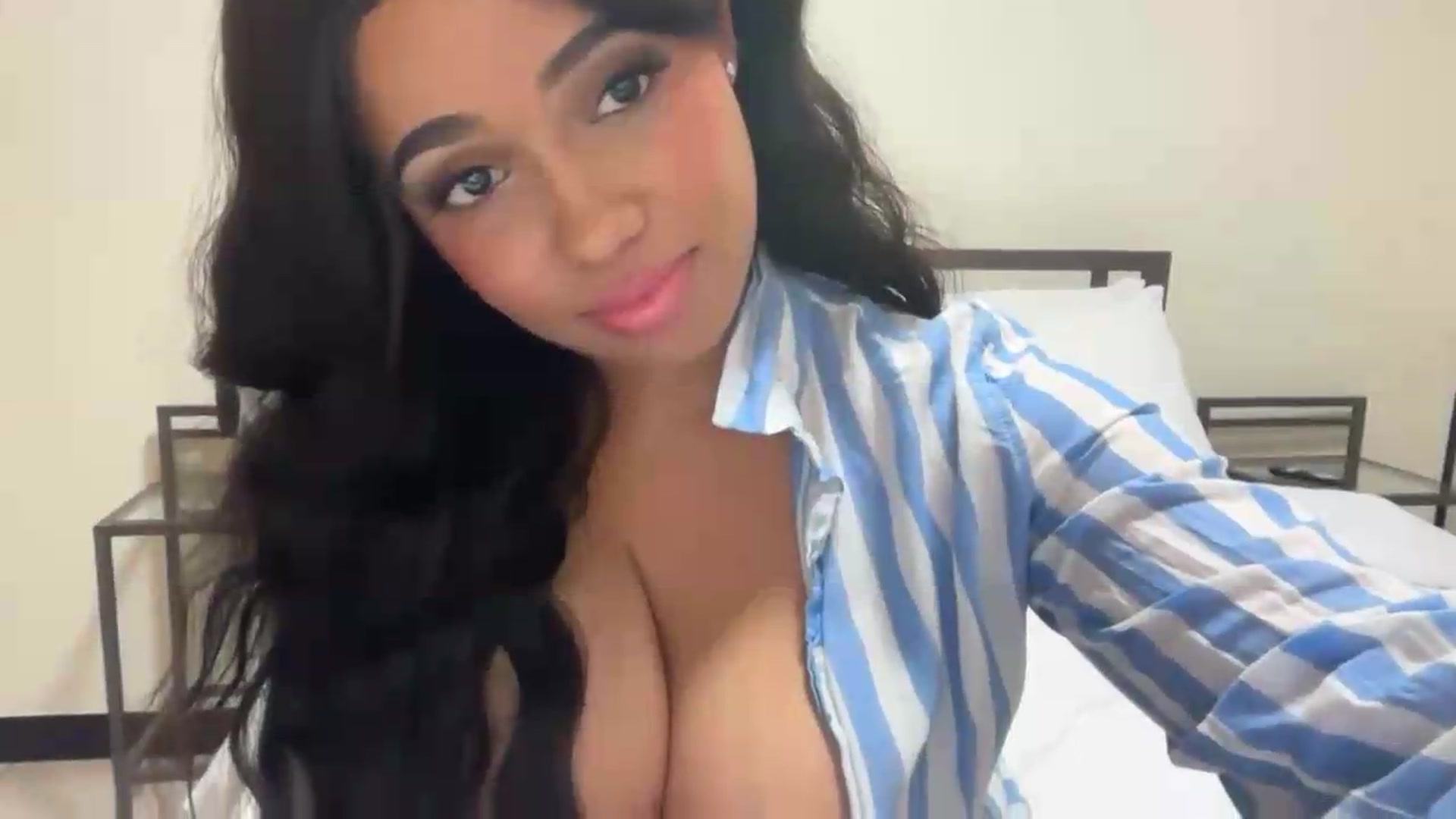 Gallery image thumbnail from HoneyNala's myfreecams stream on, 05/05/2026, 24:23 image 8 of 20