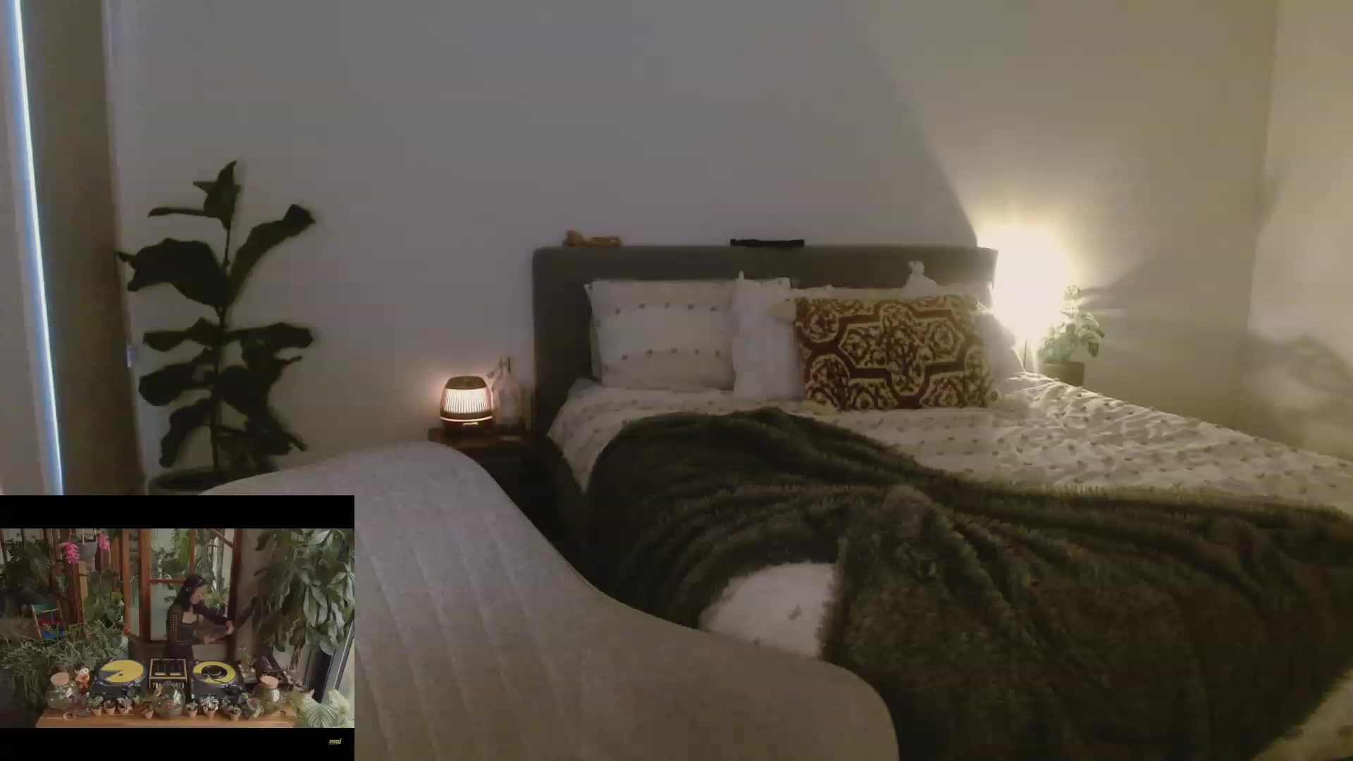 Gallery image thumbnail from HoneyTits_'s myfreecams stream on, 12/29/2022, 09:32 image 16 of 20