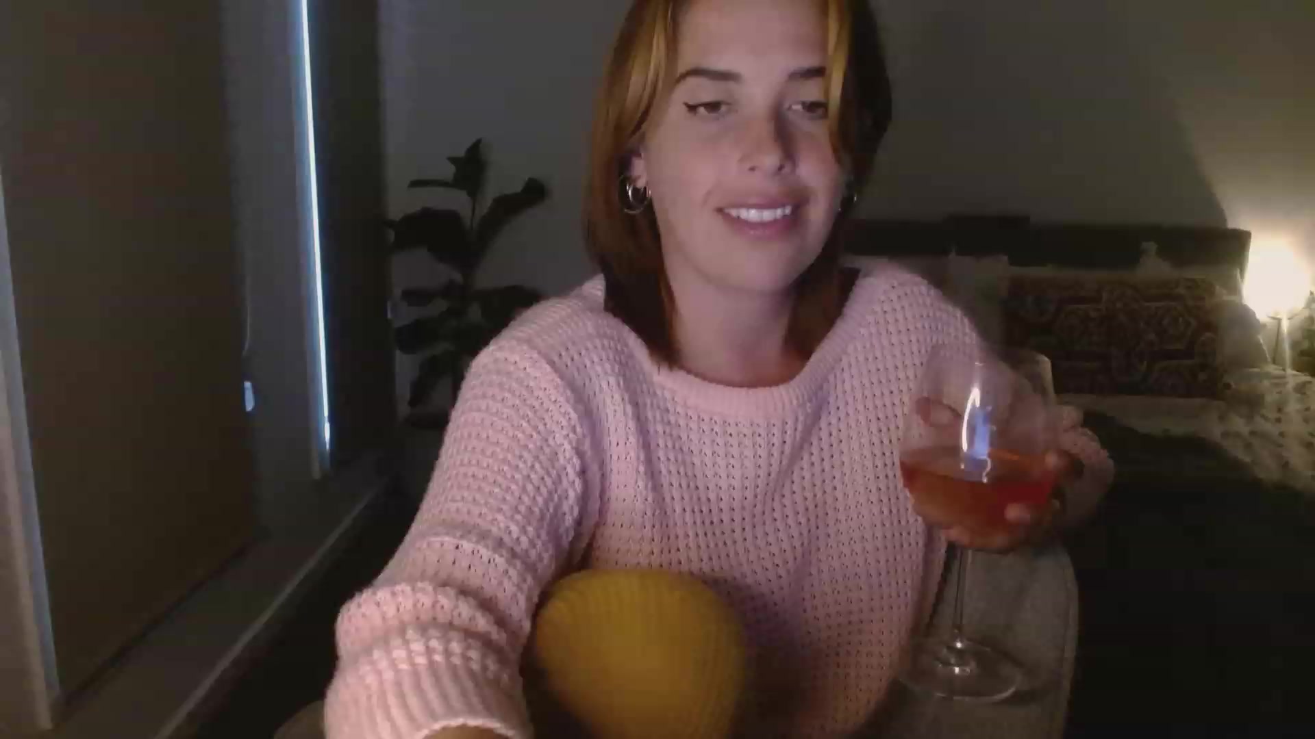 Gallery image thumbnail from HoneyTits_'s myfreecams stream on, 12/29/2022, 09:32 image 4 of 20
