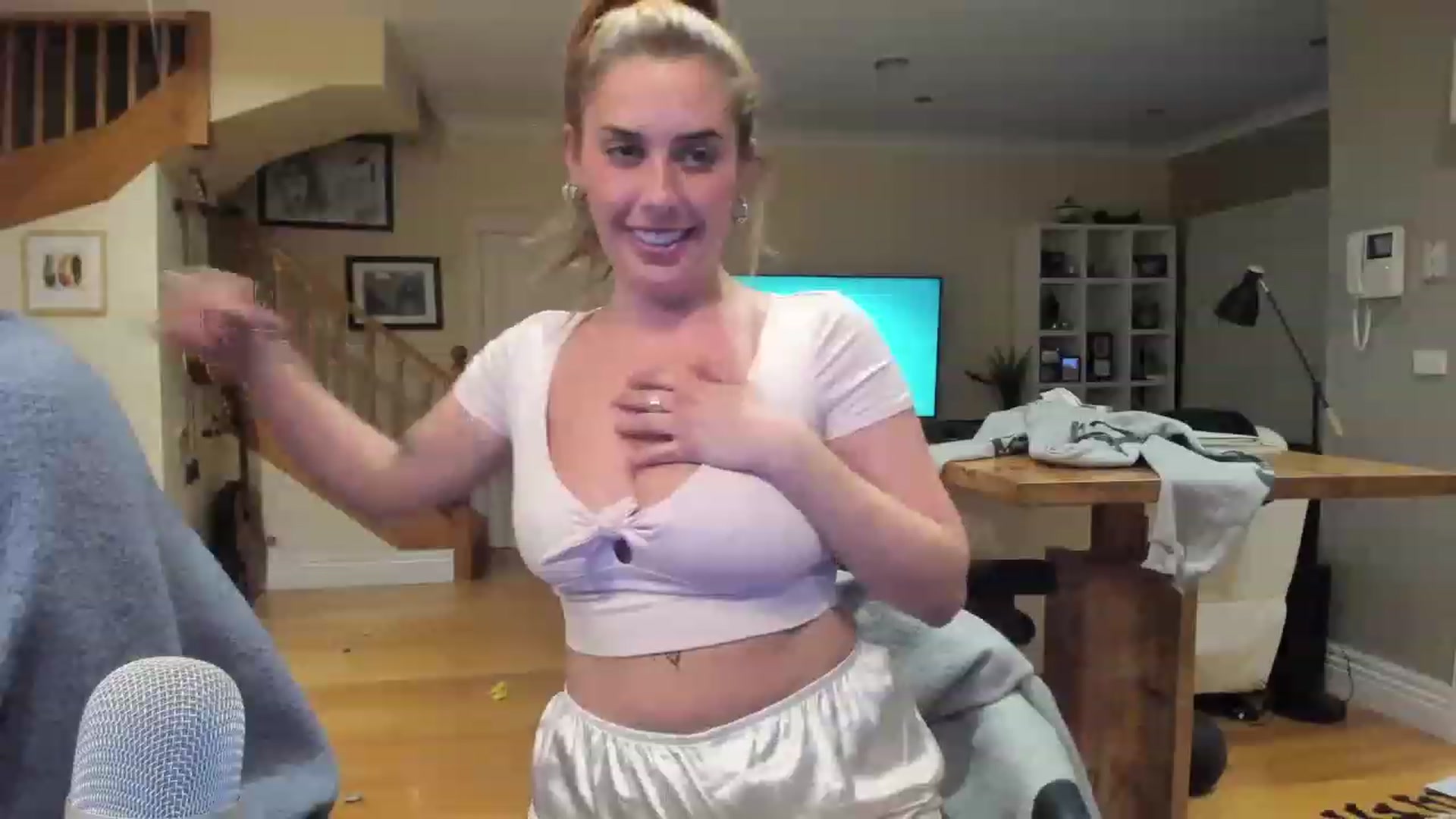 Gallery image thumbnail from HoneyTits_'s myfreecams stream on, 06/27/2023, 09:37 image 9 of 20