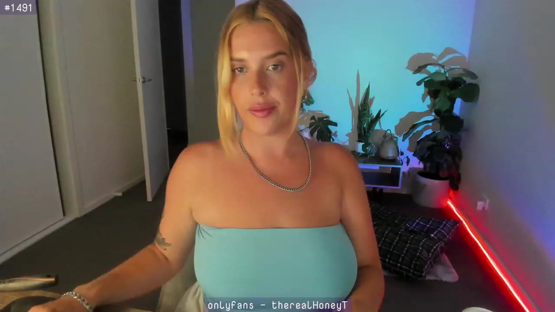 Gallery image thumbnail from HoneyTits_'s myfreecams stream on, 02/02/2024, 11:34 image 5 of 20