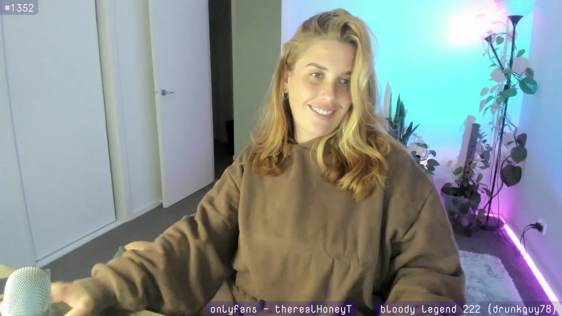 Gallery image thumbnail from HoneyTits_'s myfreecams stream on, 04/11/2024, 10:34 image 9 of 20