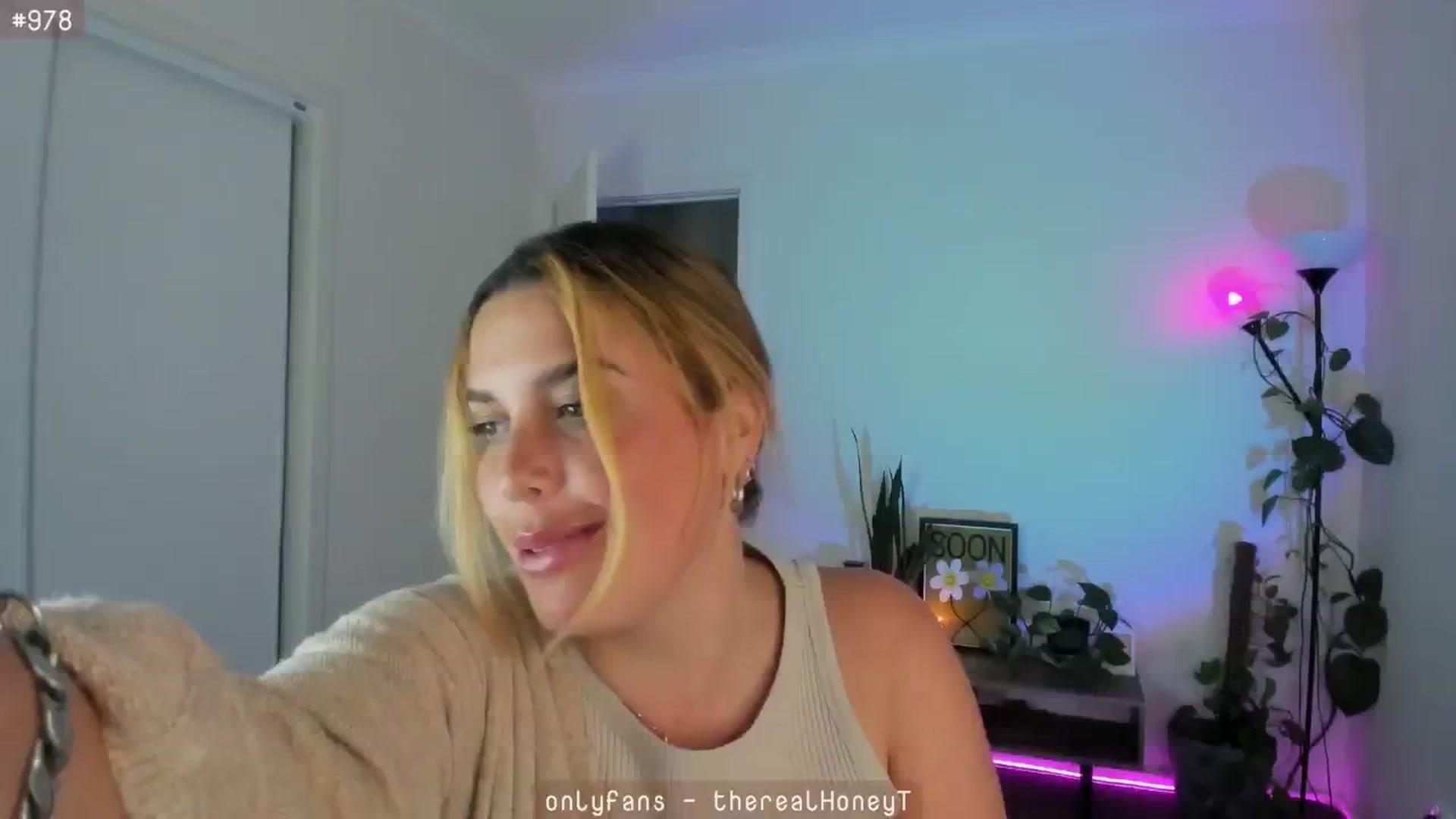 Gallery image thumbnail from HoneyTits_'s myfreecams stream on, 04/30/2024, 08:08 image 15 of 20
