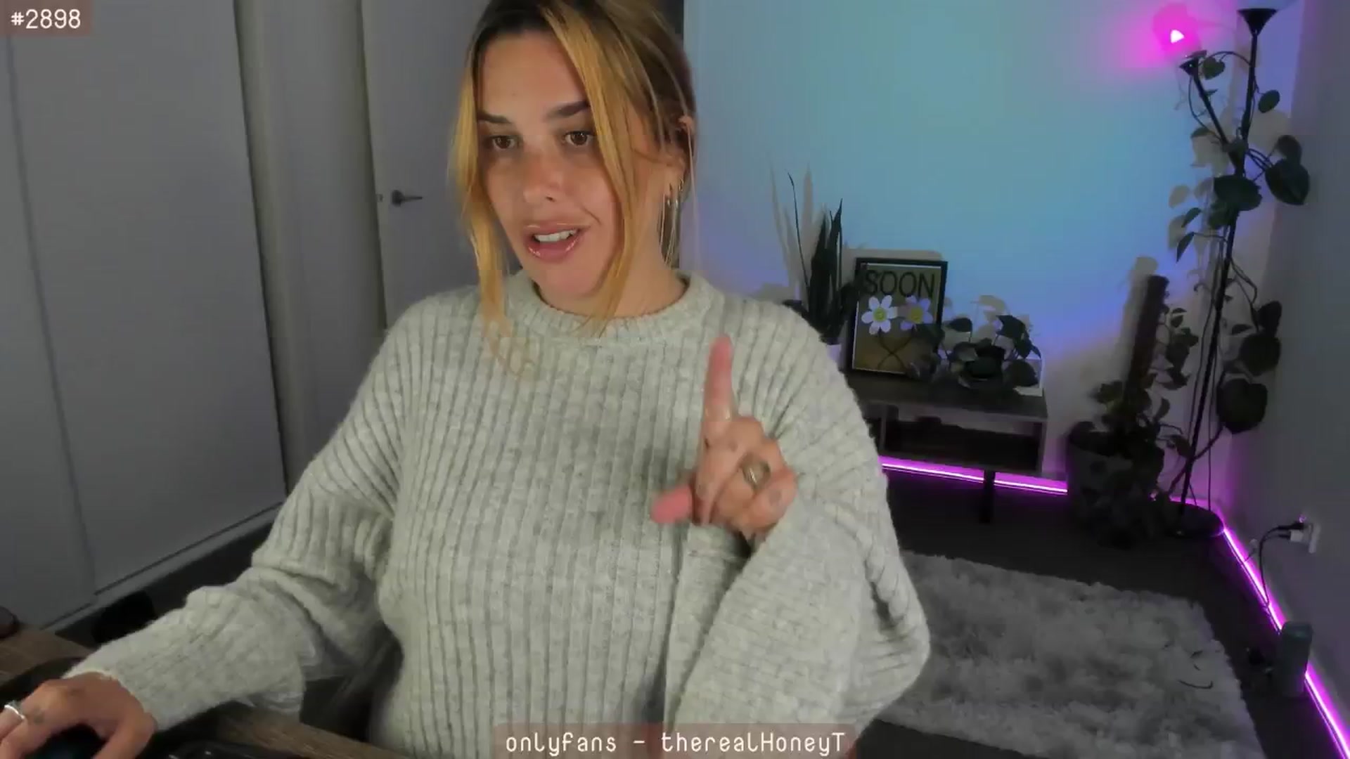 Gallery image thumbnail from HoneyTits_'s myfreecams stream on, 05/04/2024, 08:33 image 6 of 20