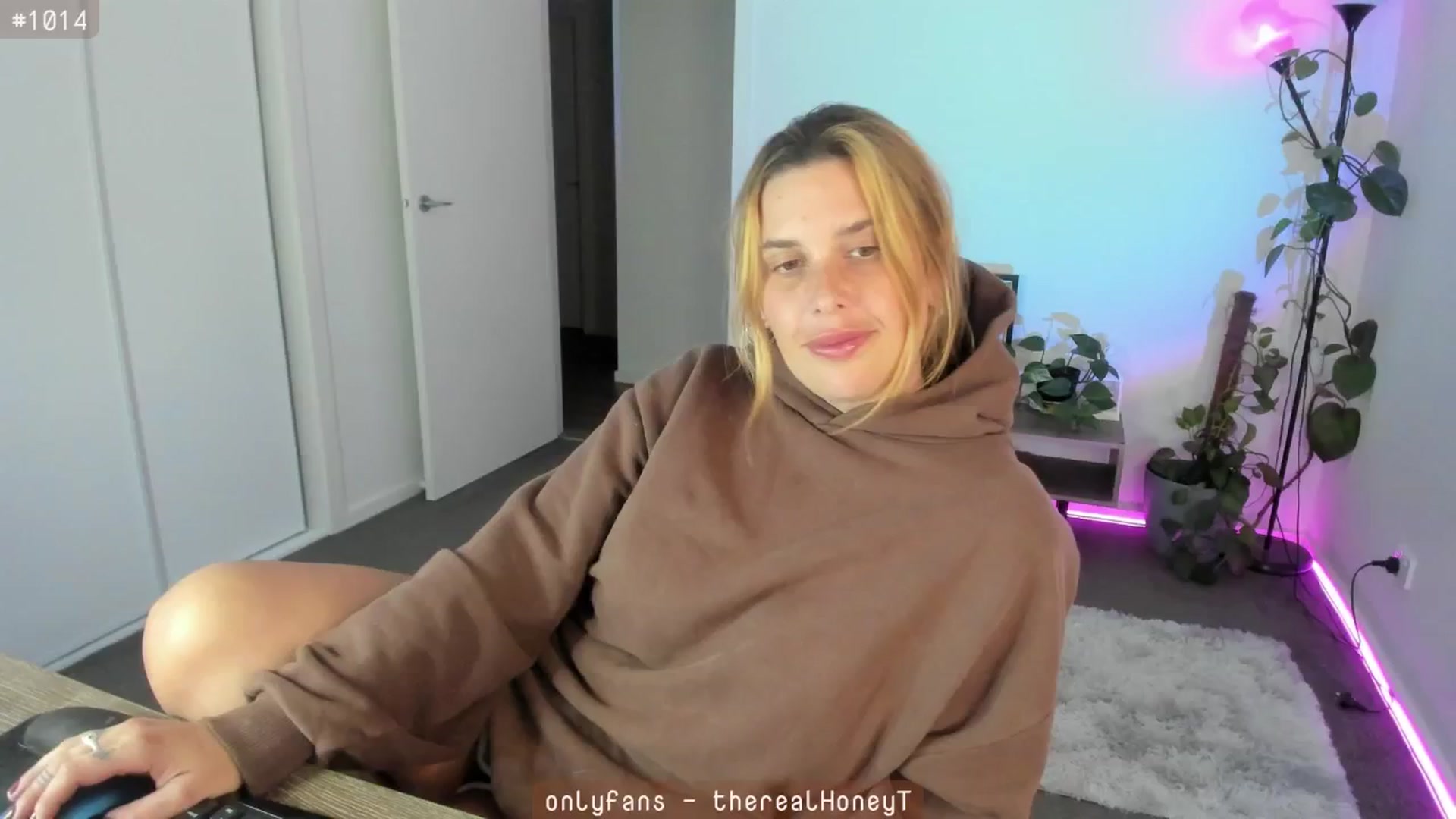 Gallery image thumbnail from HoneyTits_'s myfreecams stream on, 05/06/2024, 10:56 image 7 of 20