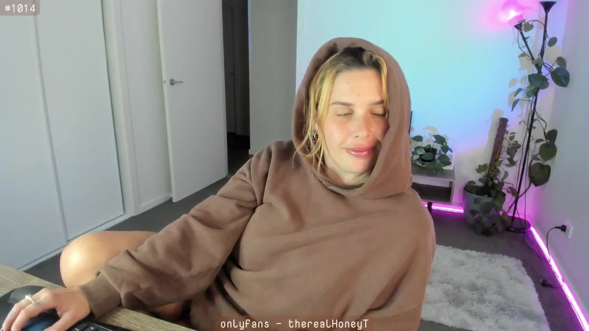 Gallery image thumbnail from HoneyTits_'s myfreecams stream on, 05/06/2024, 10:56 image 8 of 20