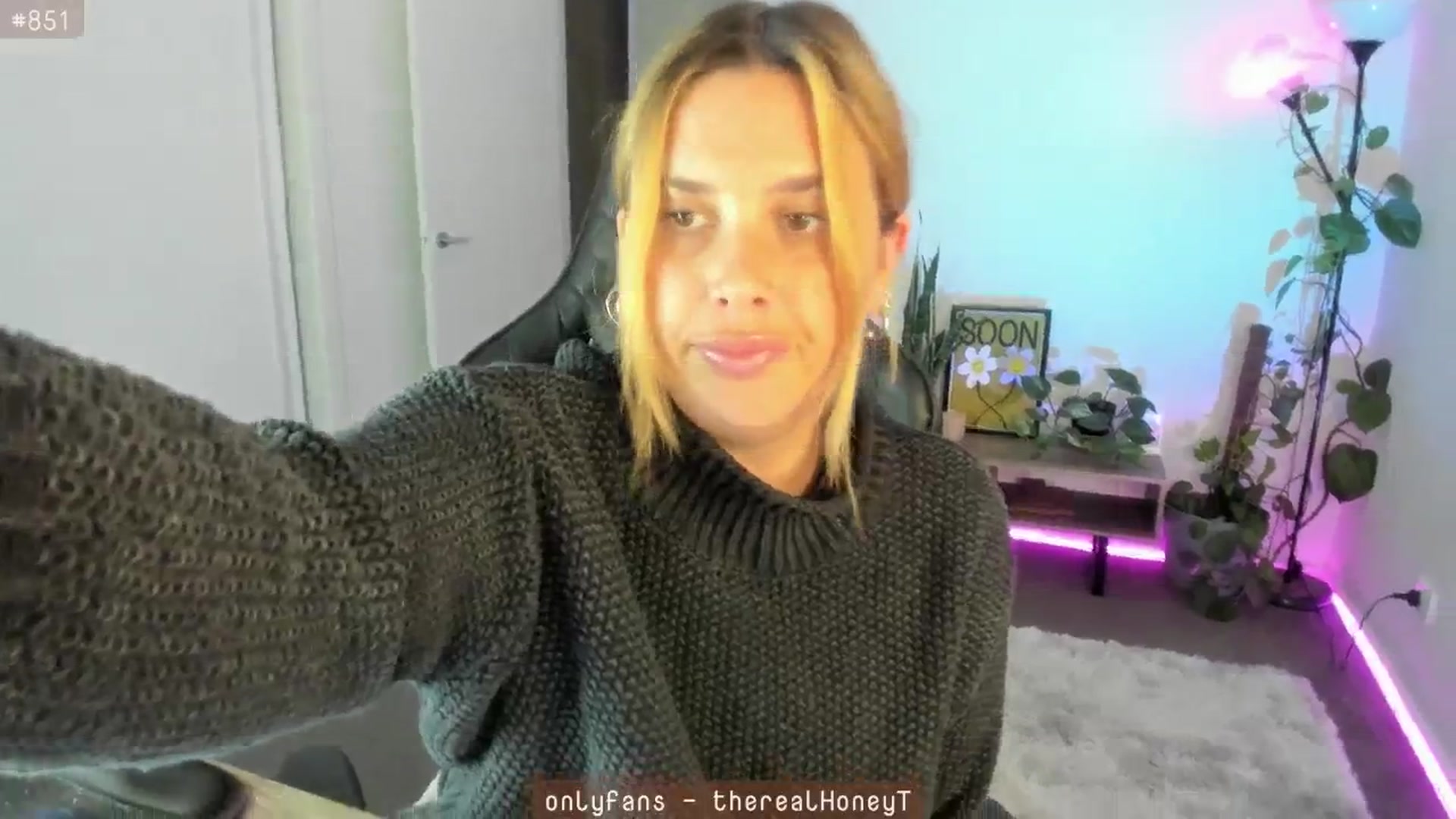 Gallery image thumbnail from HoneyTits_'s myfreecams stream on, 05/13/2024, 09:35 image 7 of 20