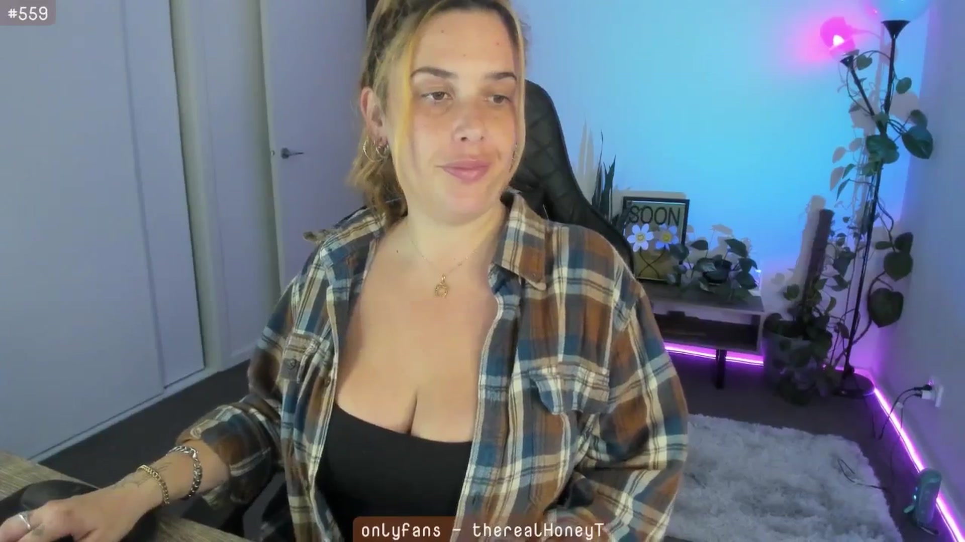 Gallery image thumbnail from HoneyTits_'s myfreecams stream on, 05/15/2024, 09:54 image 4 of 20