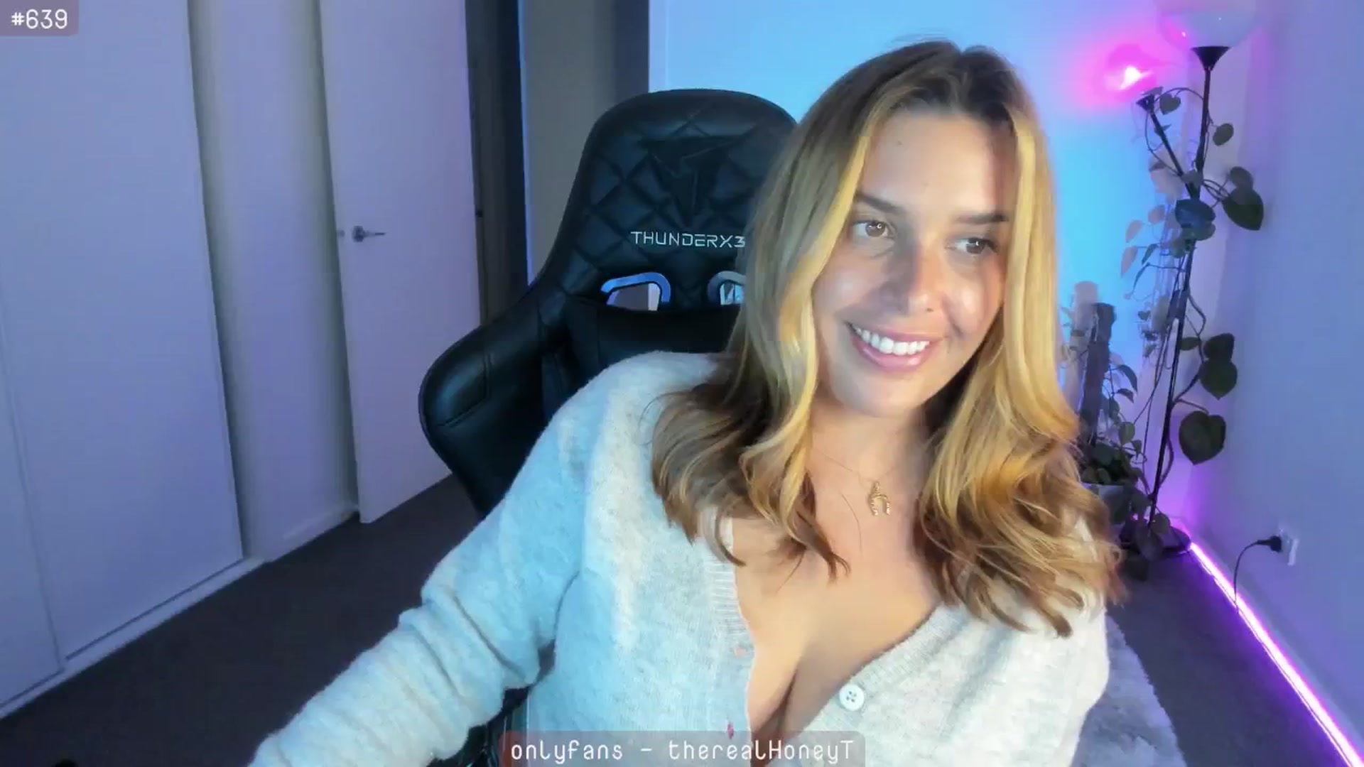 Gallery image thumbnail from HoneyTits_'s myfreecams stream on, 05/20/2024, 09:38 image 8 of 20