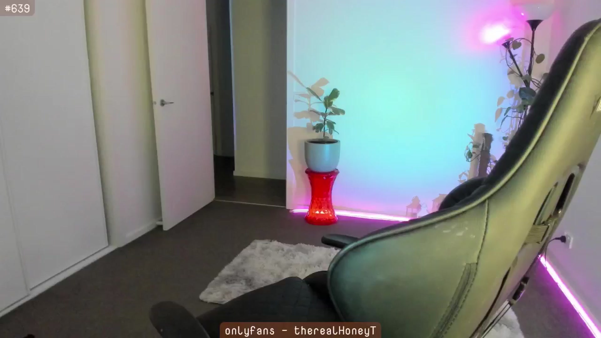 Gallery image thumbnail from HoneyTits_'s myfreecams stream on, 05/20/2024, 09:38 image 1 of 20