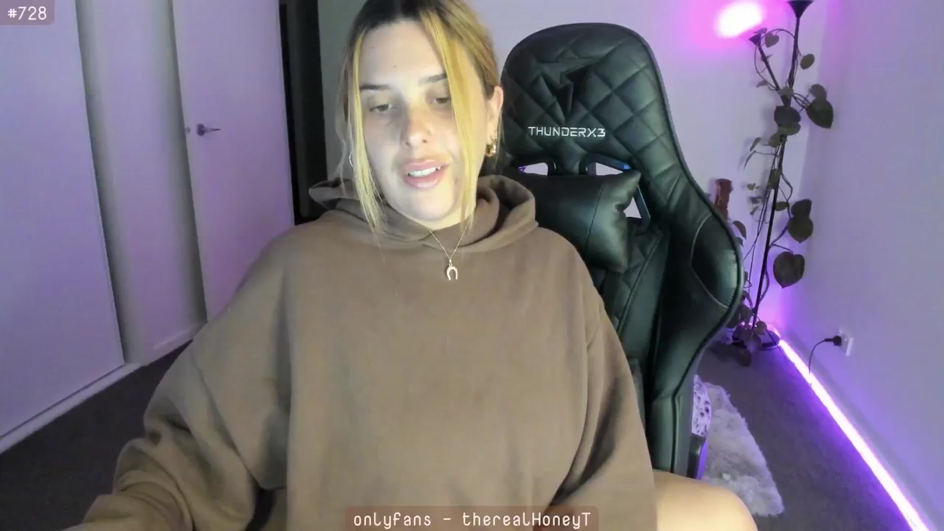 Gallery image thumbnail from HoneyTits_'s myfreecams stream on, 05/23/2024, 10:29 image 12 of 20