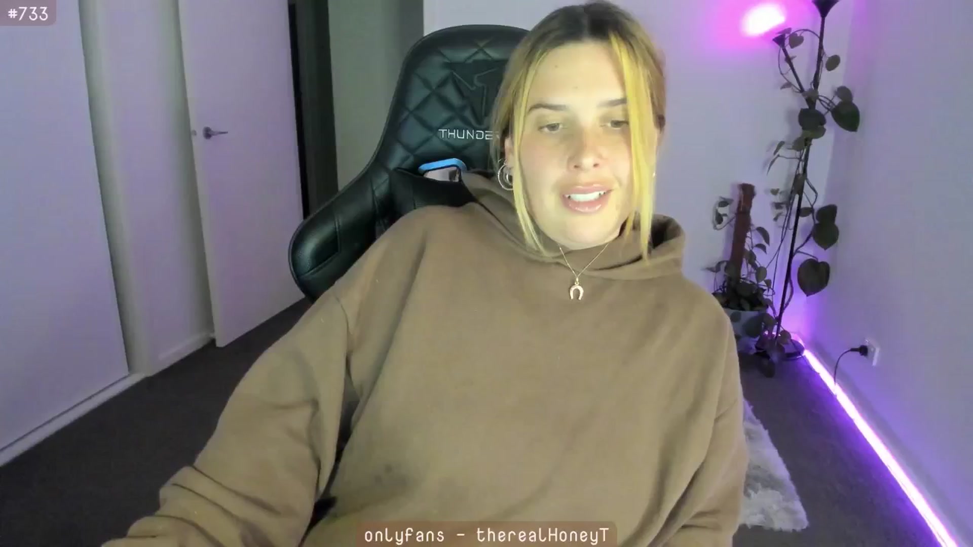 Gallery image thumbnail from HoneyTits_'s myfreecams stream on, 05/23/2024, 10:29 image 9 of 20