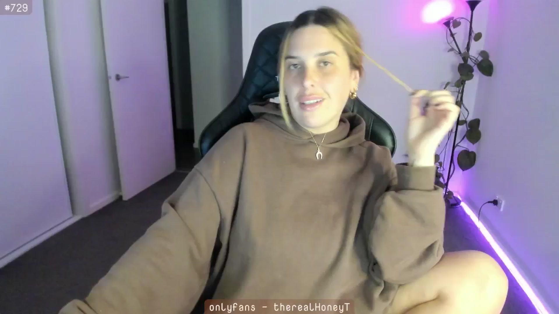 Gallery image thumbnail from HoneyTits_'s myfreecams stream on, 05/23/2024, 10:29 image 11 of 20