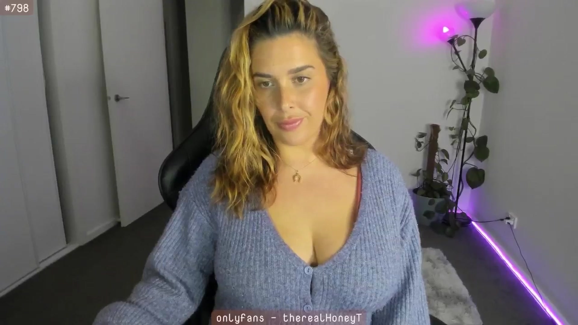 Gallery image thumbnail from HoneyTits_'s myfreecams stream on, 05/25/2024, 09:15 image 5 of 20