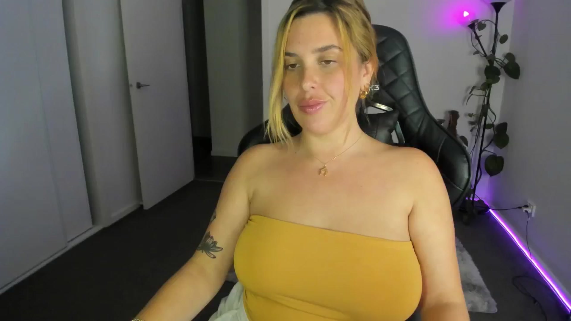 Gallery image thumbnail from HoneyTits_'s myfreecams stream on, 05/27/2024, 10:02 image 14 of 20