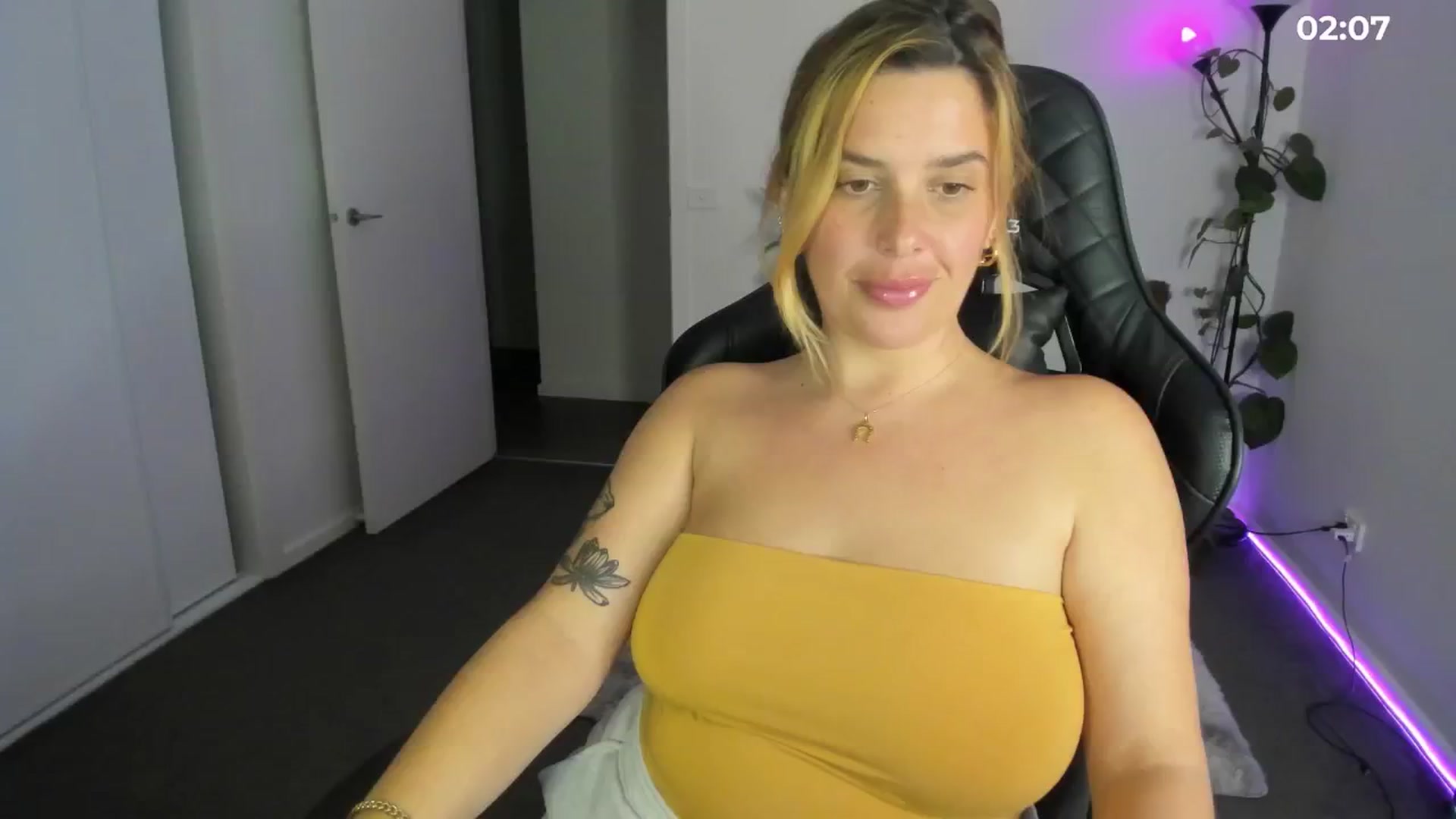 Gallery image thumbnail from HoneyTits_'s myfreecams stream on, 05/27/2024, 10:02 image 11 of 20