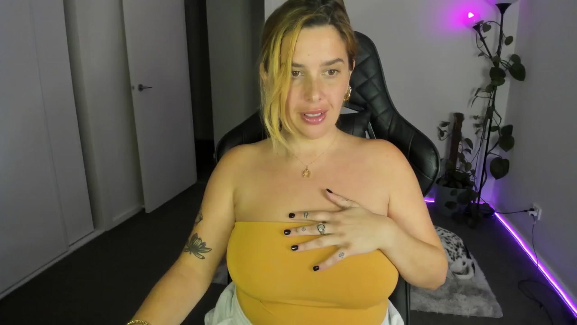 Gallery image thumbnail from HoneyTits_'s myfreecams stream on, 05/27/2024, 10:02 image 5 of 20