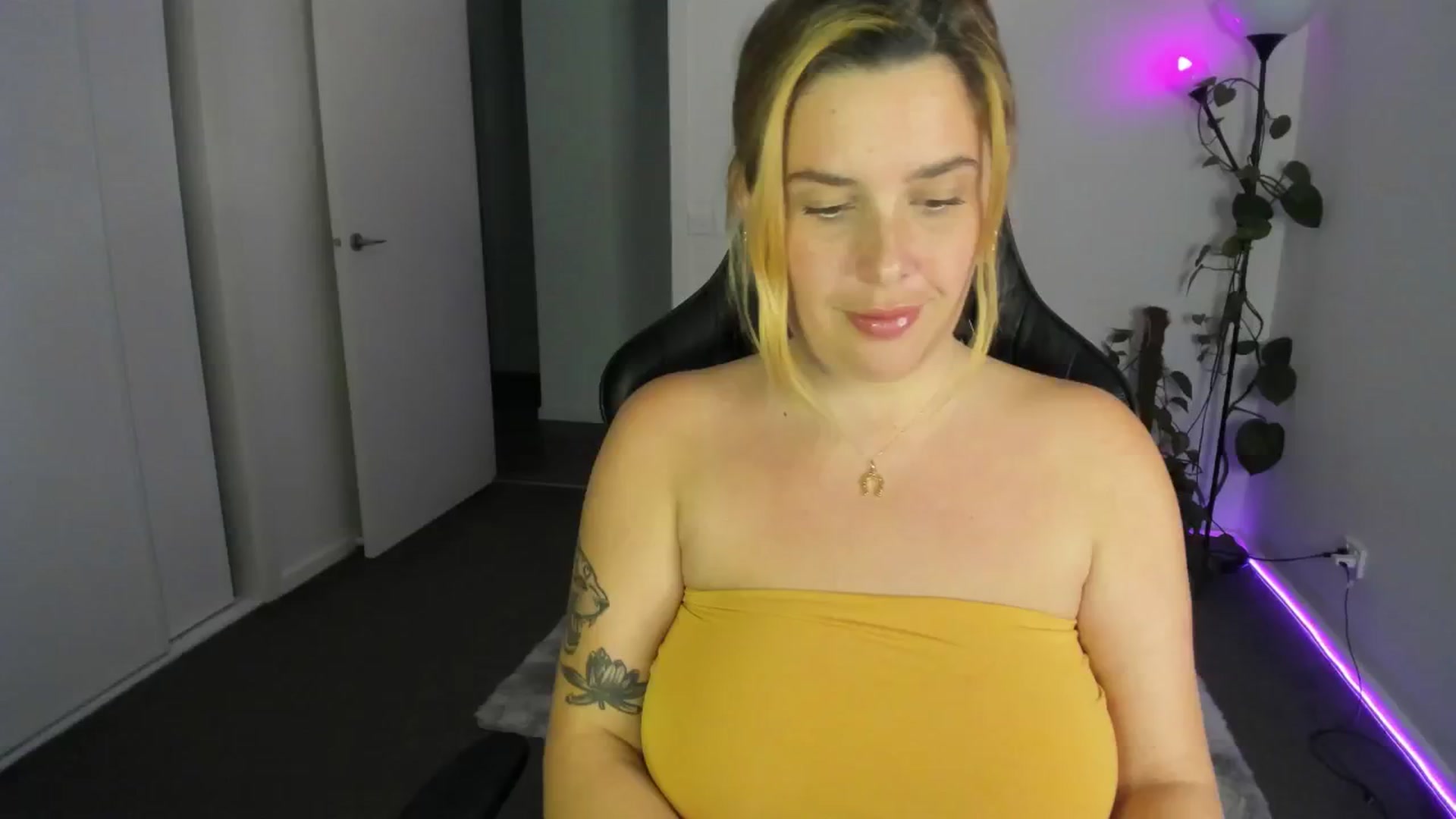 Gallery image thumbnail from HoneyTits_'s myfreecams stream on, 05/27/2024, 10:02 image 1 of 20