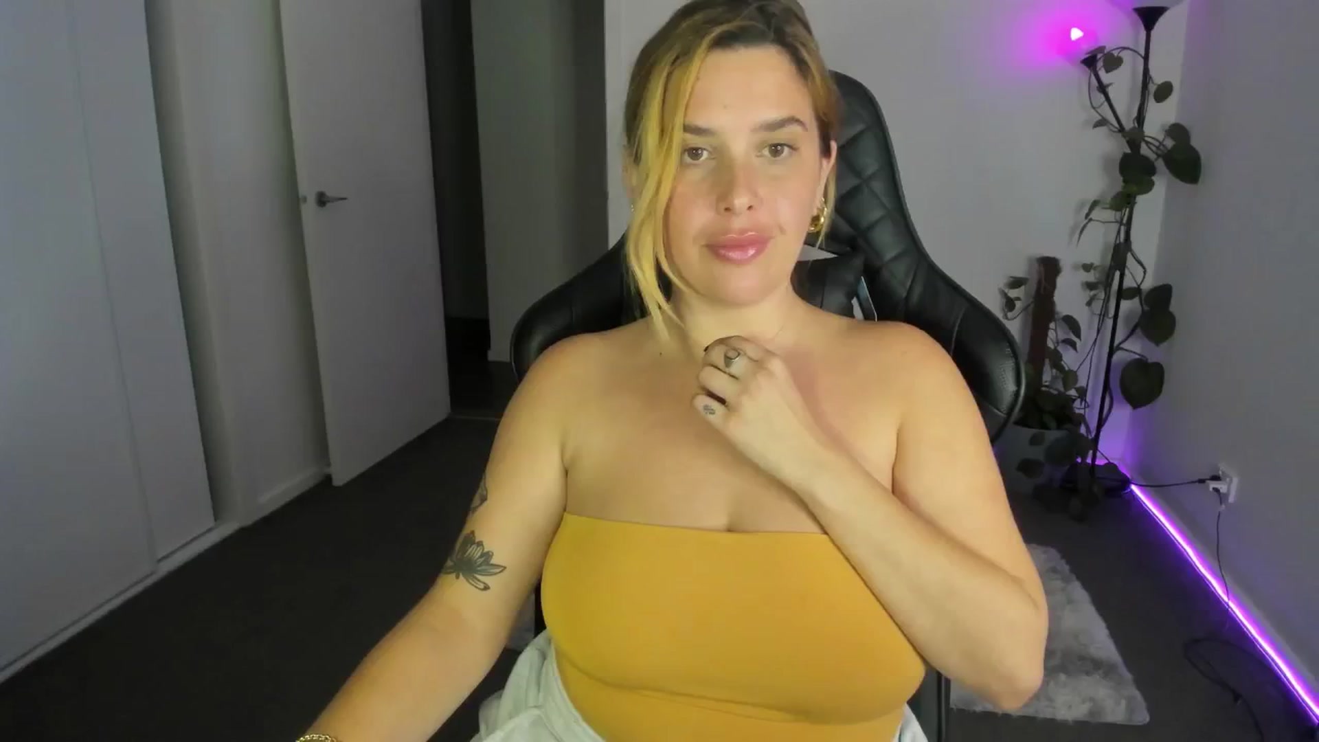 Gallery image thumbnail from HoneyTits_'s myfreecams stream on, 05/27/2024, 10:02 image 7 of 20
