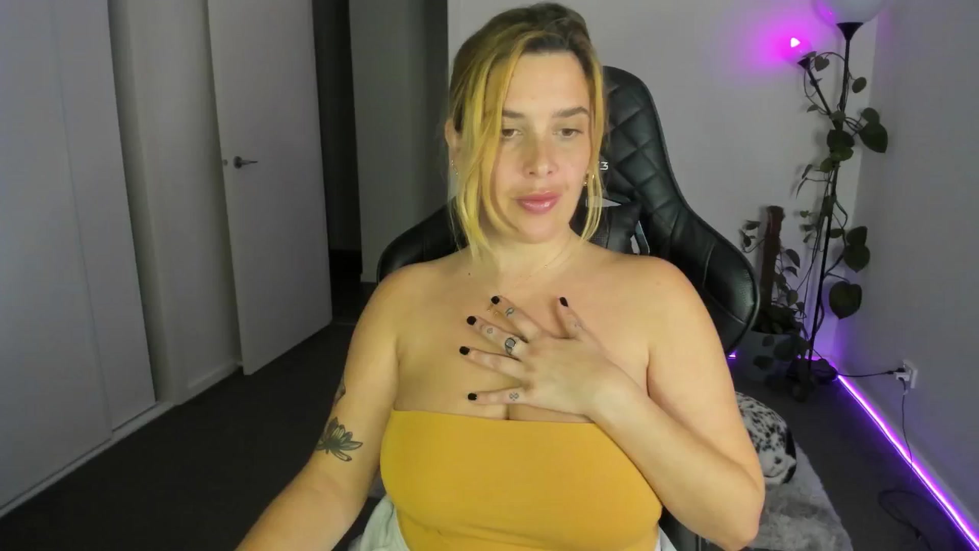 Gallery image thumbnail from HoneyTits_'s myfreecams stream on, 05/27/2024, 10:02 image 4 of 20