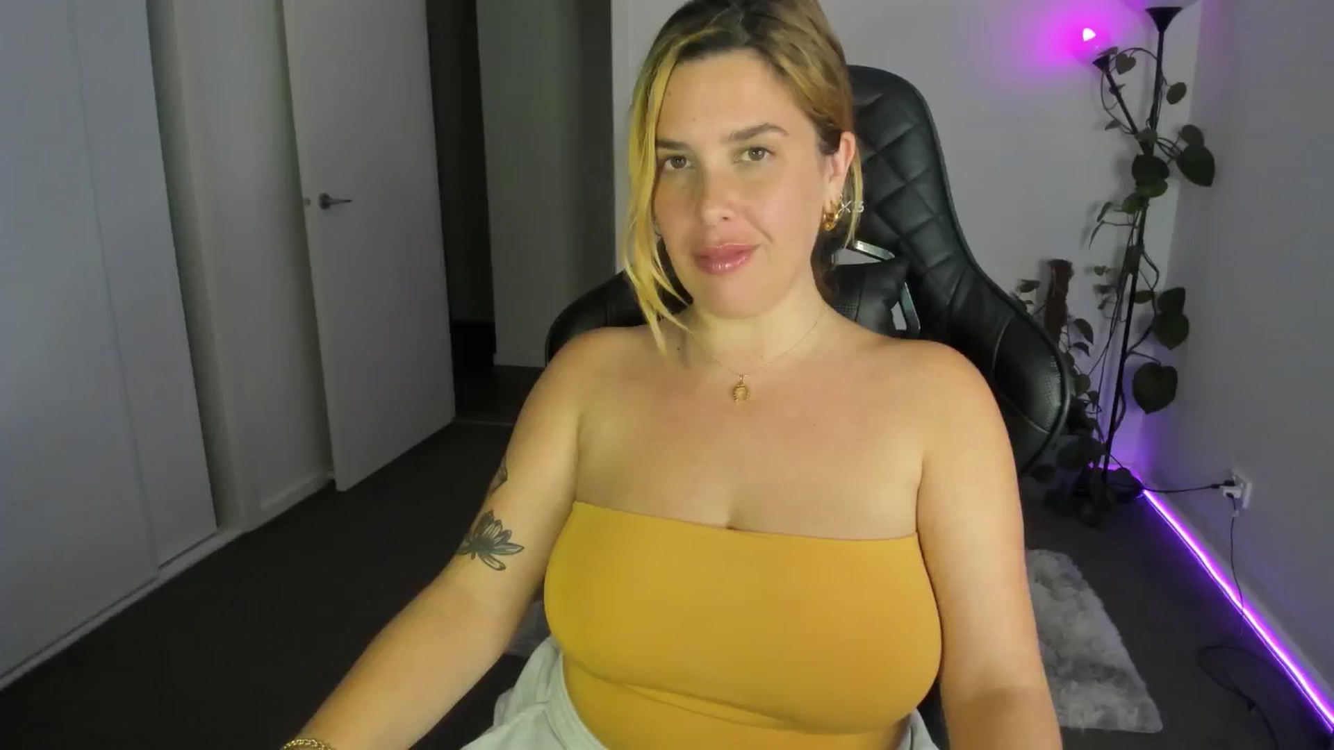 Gallery image thumbnail from HoneyTits_'s myfreecams stream on, 05/27/2024, 10:02 image 6 of 20