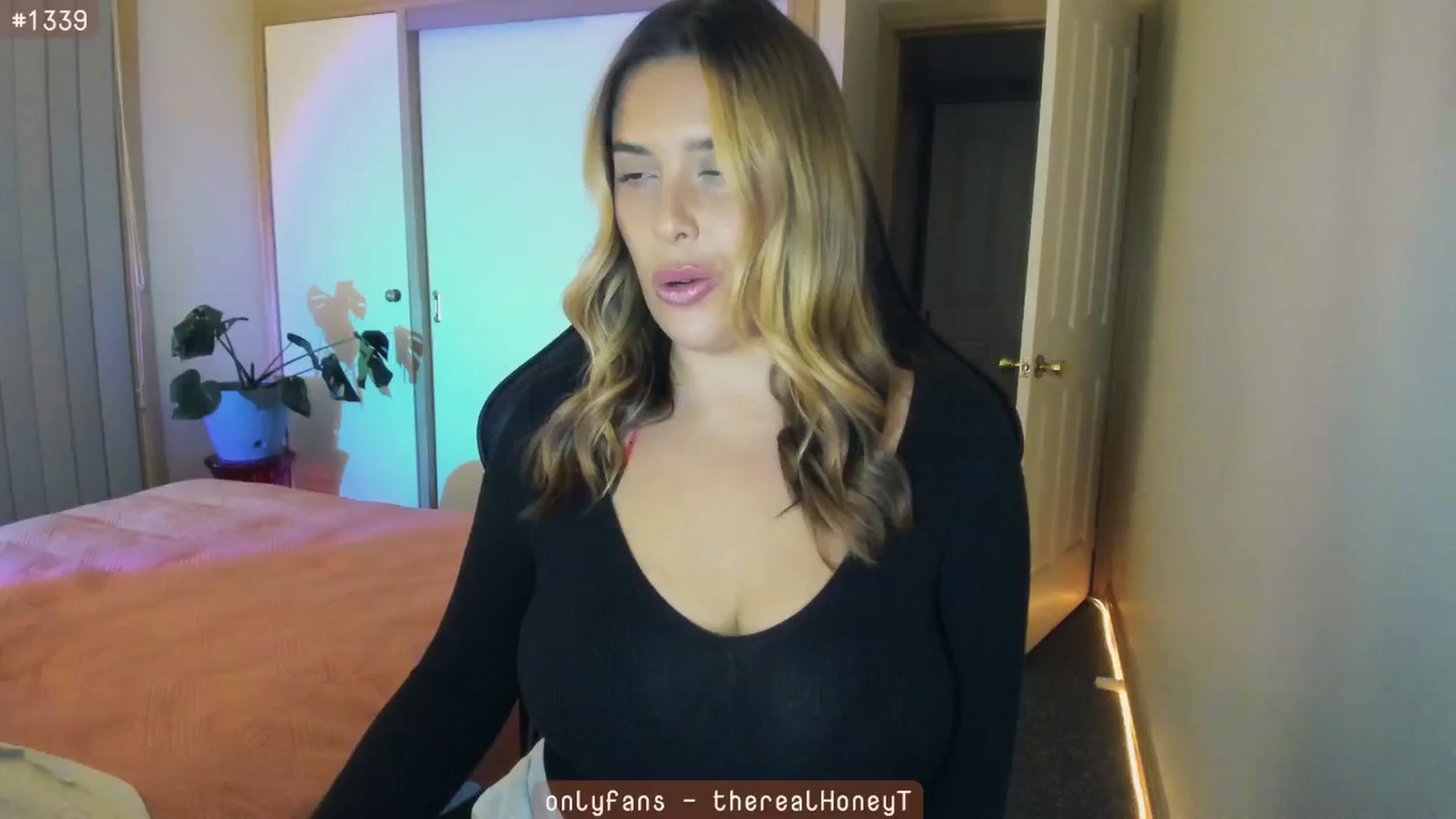 Gallery image thumbnail from HoneyTits_'s myfreecams stream on, 06/20/2024, 09:03 image 18 of 20