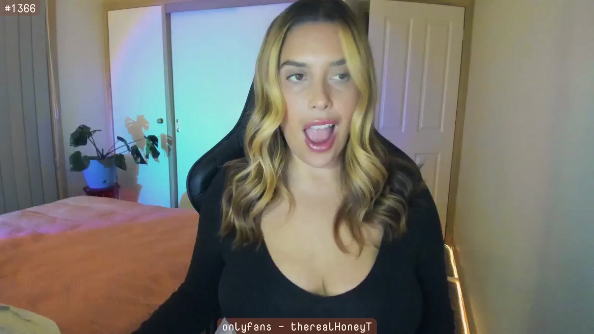 Gallery image thumbnail from HoneyTits_'s myfreecams stream on, 06/20/2024, 09:03 image 10 of 20