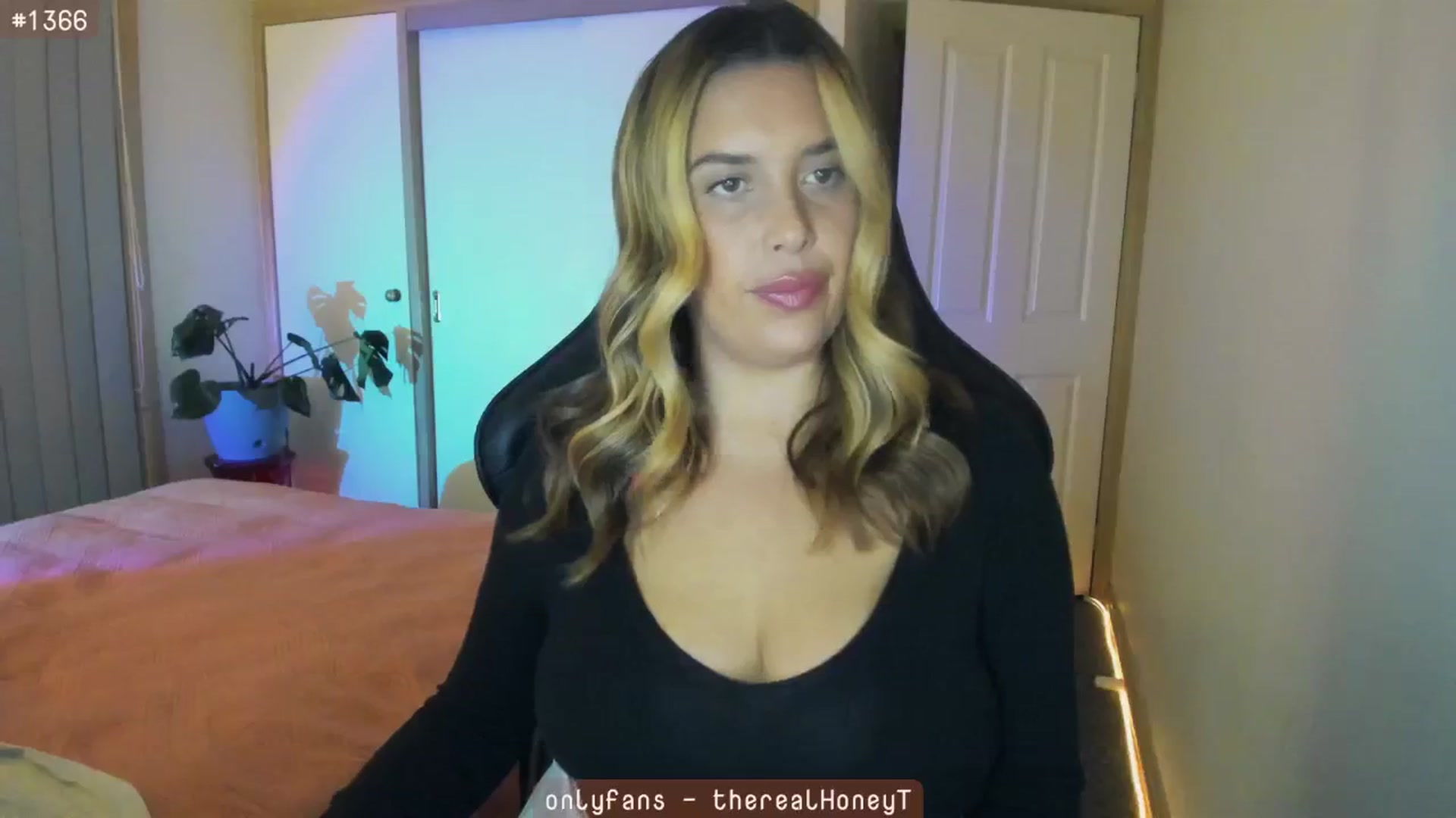 Gallery image thumbnail from HoneyTits_'s myfreecams stream on, 06/20/2024, 09:03 image 14 of 20