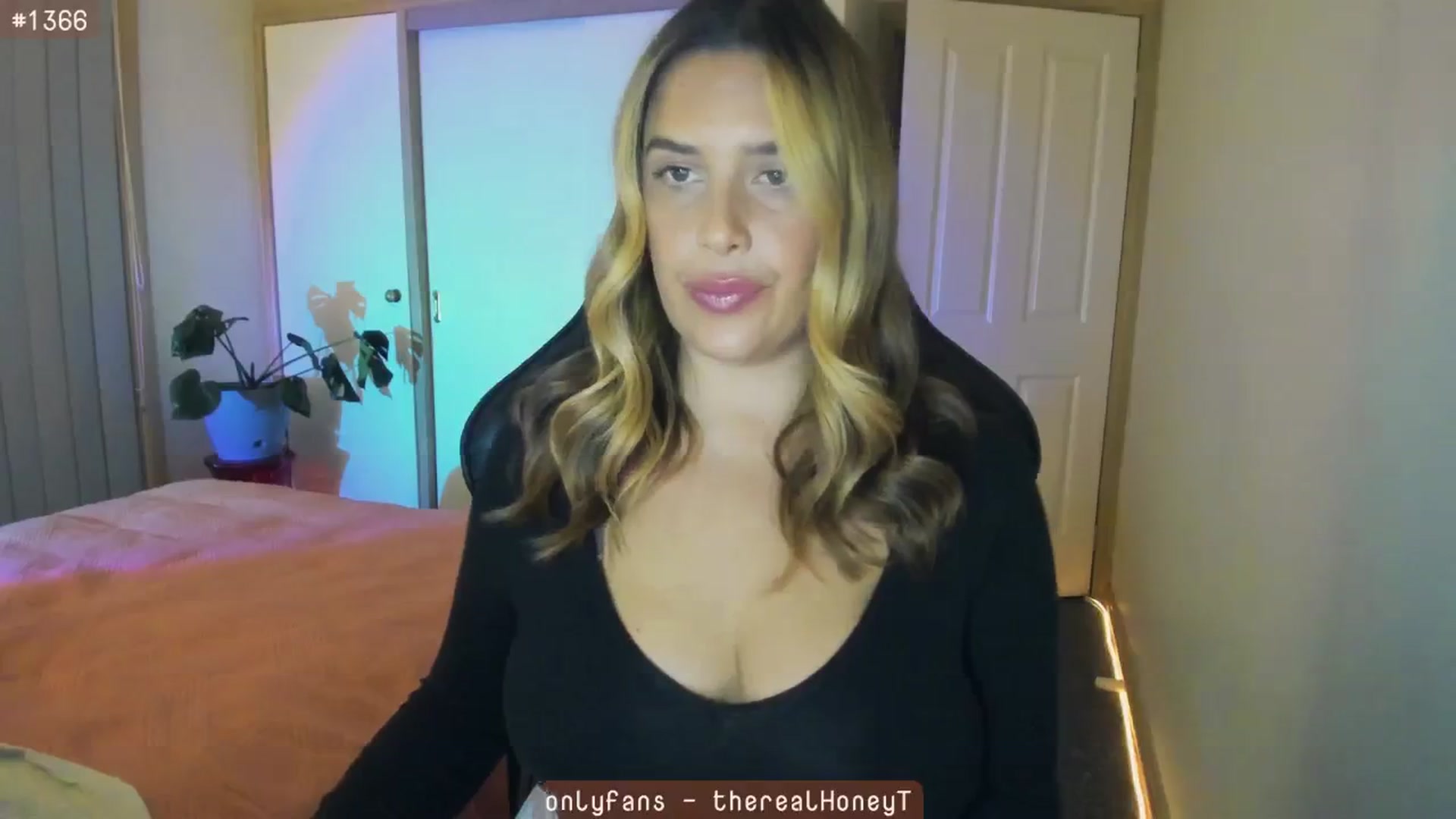 Gallery image thumbnail from HoneyTits_'s myfreecams stream on, 06/20/2024, 09:03 image 13 of 20