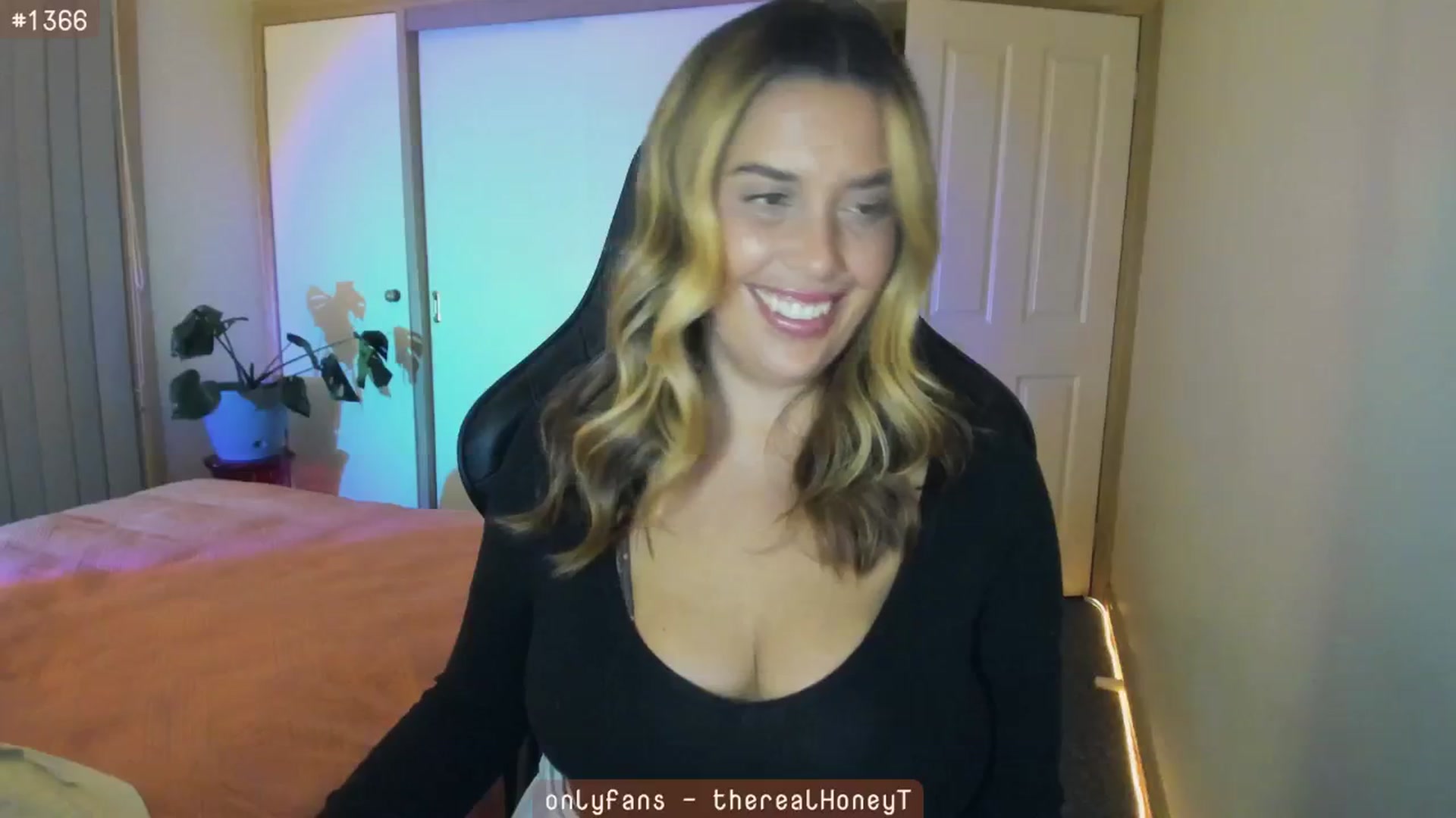 Gallery image thumbnail from HoneyTits_'s myfreecams stream on, 06/20/2024, 09:03 image 12 of 20