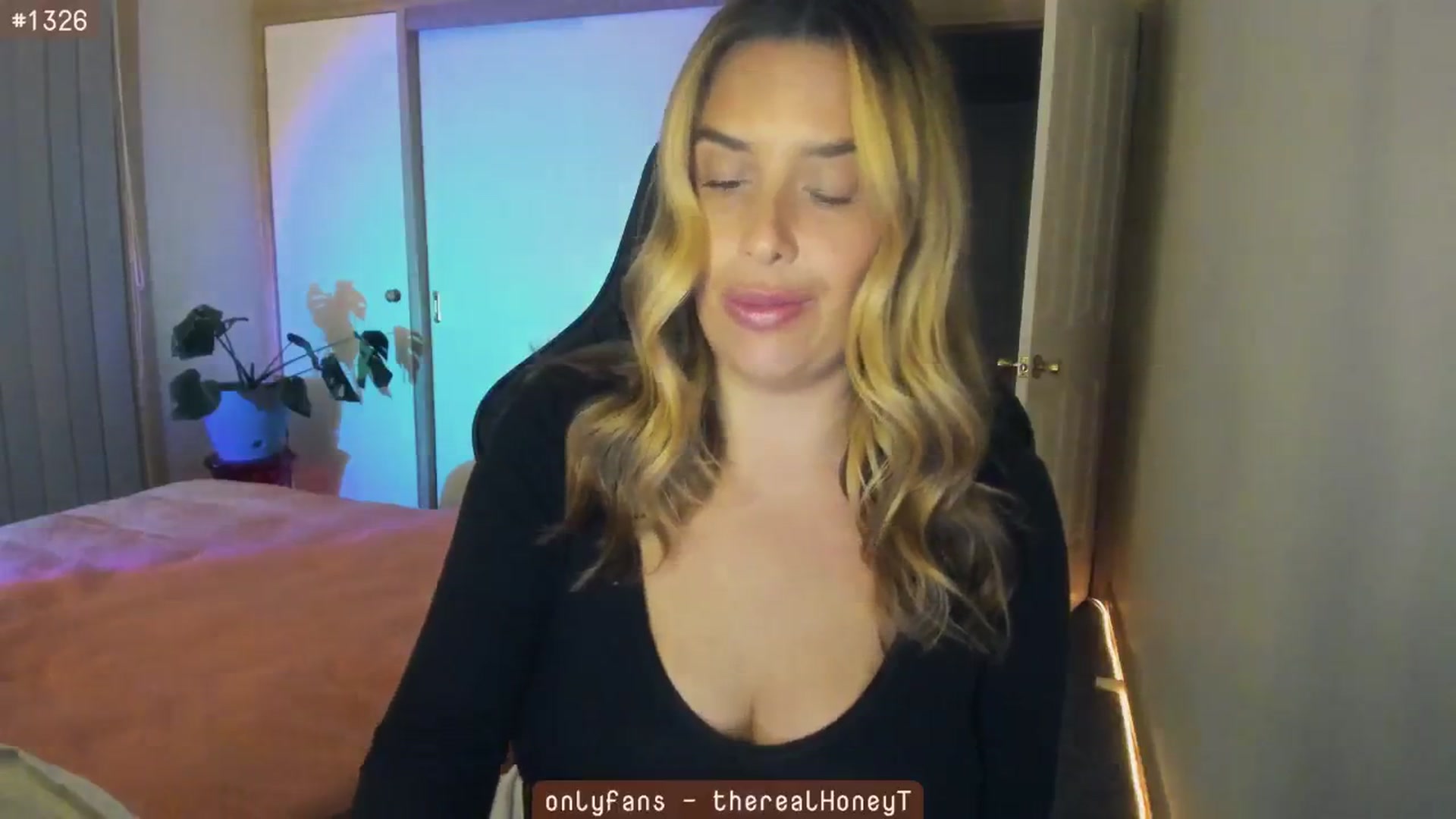 Gallery image thumbnail from HoneyTits_'s myfreecams stream on, 06/20/2024, 11:01 image 7 of 20