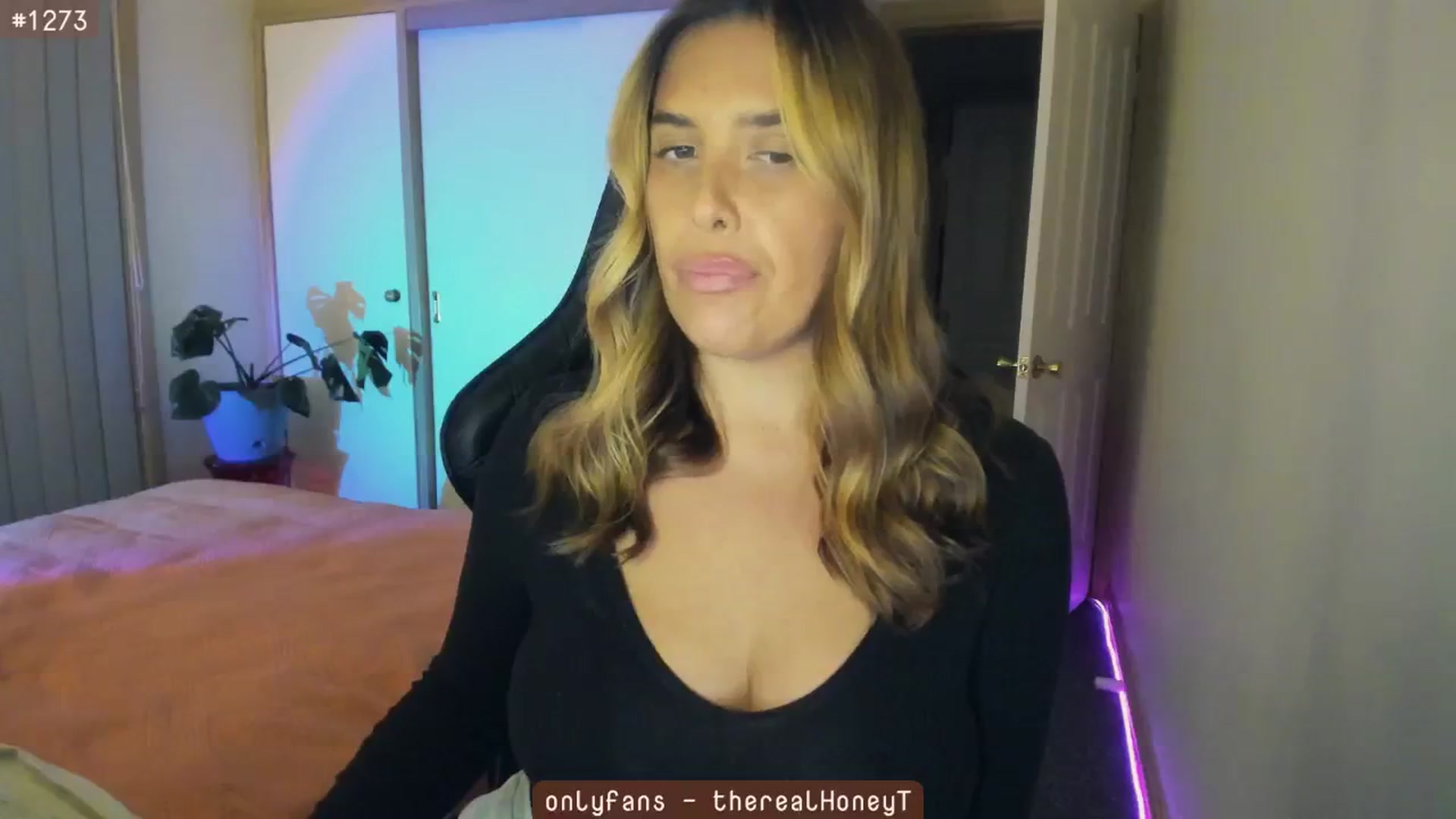 Gallery image thumbnail from HoneyTits_'s myfreecams stream on, 06/20/2024, 11:01 image 10 of 20