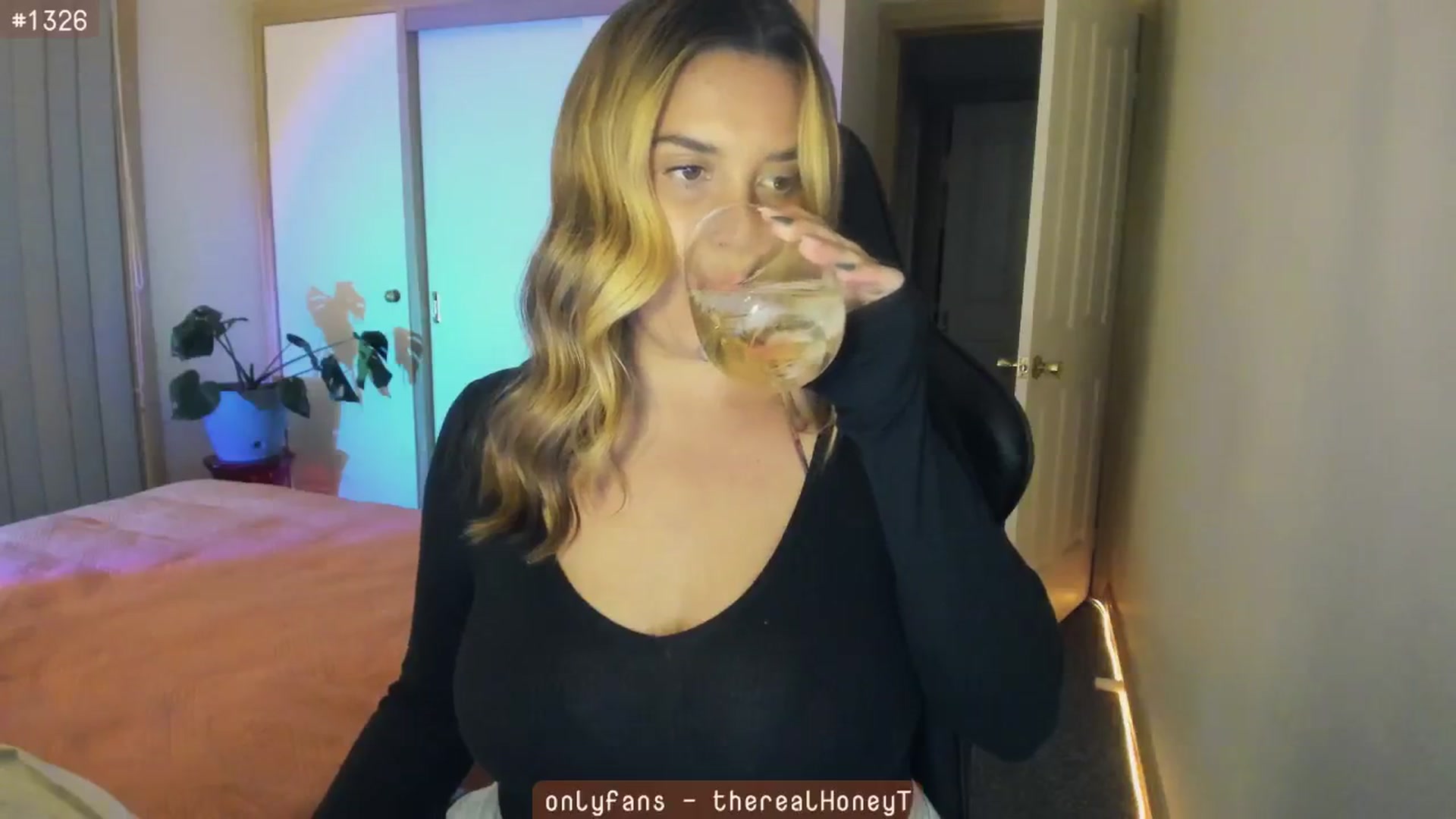 Gallery image thumbnail from HoneyTits_'s myfreecams stream on, 06/20/2024, 11:01 image 6 of 20
