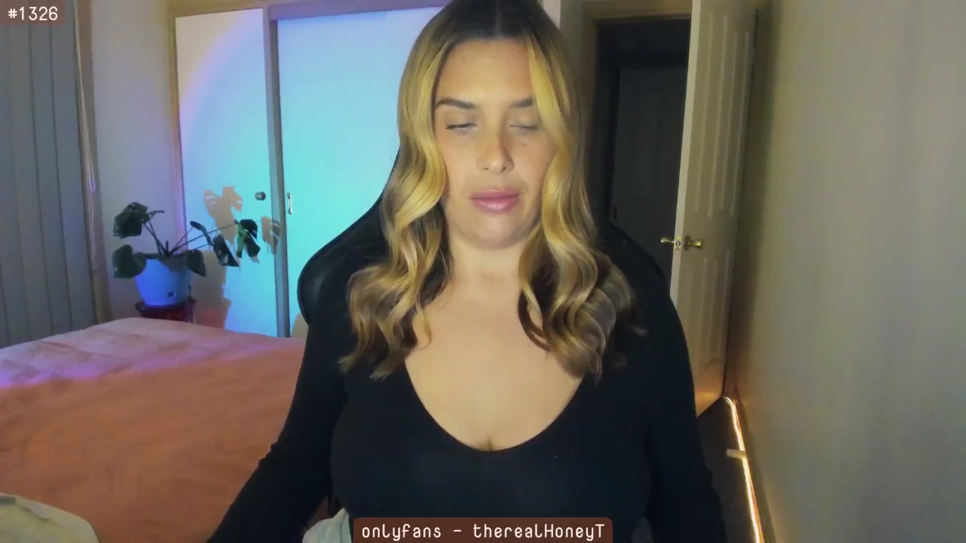 Gallery image thumbnail from HoneyTits_'s myfreecams stream on, 06/20/2024, 11:01 image 5 of 20
