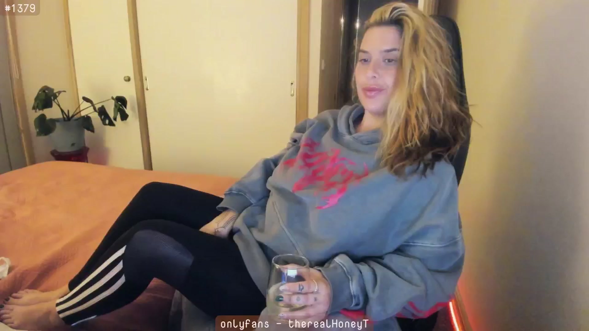 Gallery image thumbnail from HoneyTits_'s myfreecams stream on, 06/24/2024, 10:26 image 7 of 20