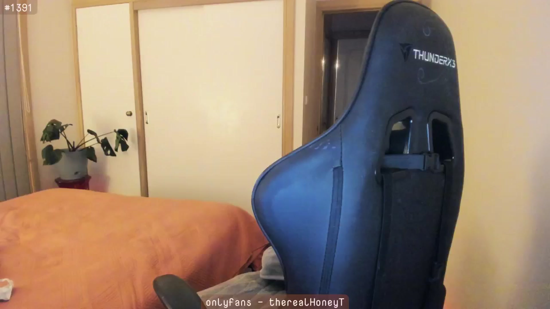 Gallery image thumbnail from HoneyTits_'s myfreecams stream on, 06/24/2024, 10:26 image 4 of 20