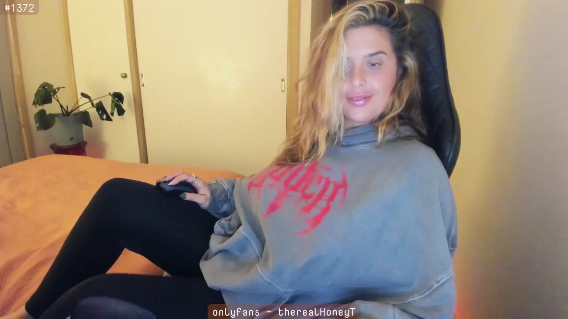 Gallery image thumbnail from HoneyTits_'s myfreecams stream on, 06/24/2024, 10:26 image 17 of 20