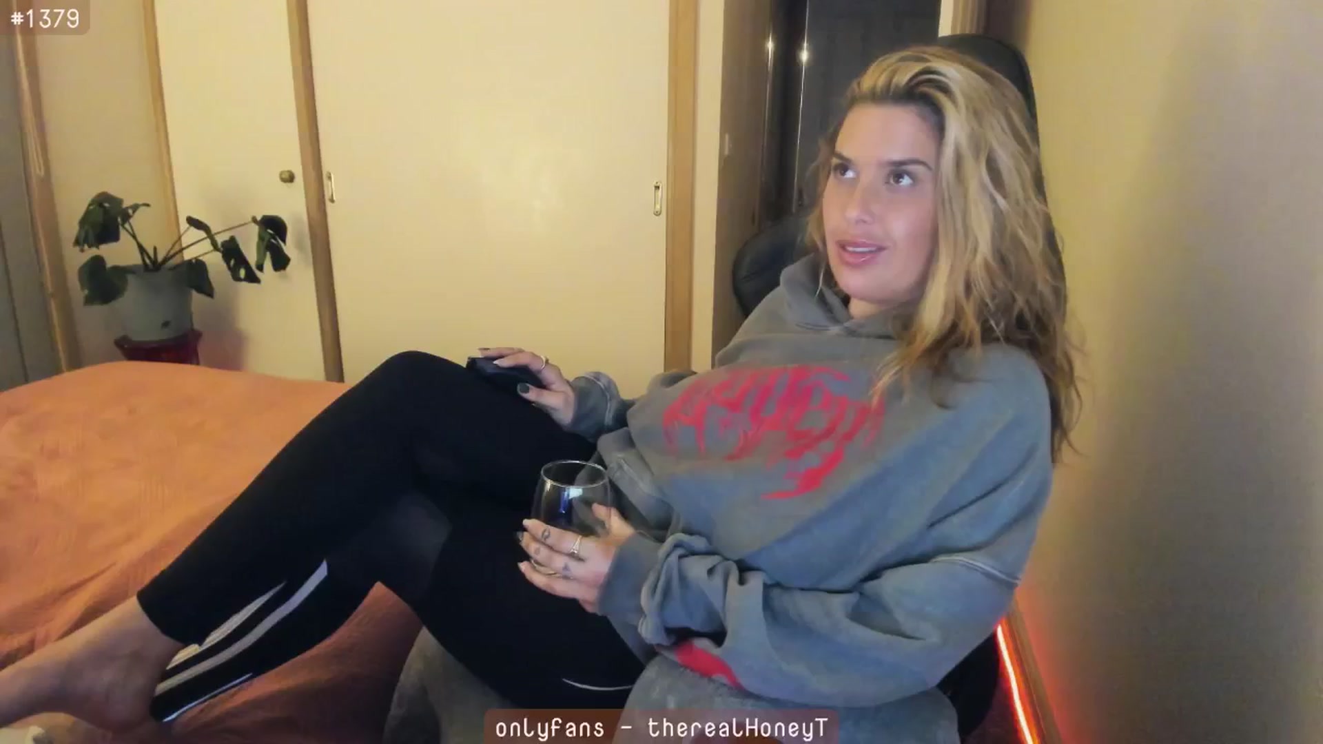 Gallery image thumbnail from HoneyTits_'s myfreecams stream on, 06/24/2024, 10:26 image 12 of 20