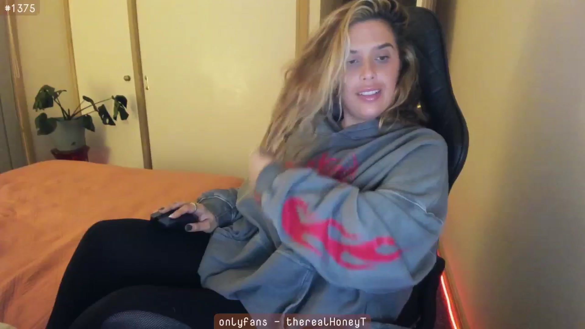 Gallery image thumbnail from HoneyTits_'s myfreecams stream on, 06/24/2024, 10:26 image 16 of 20