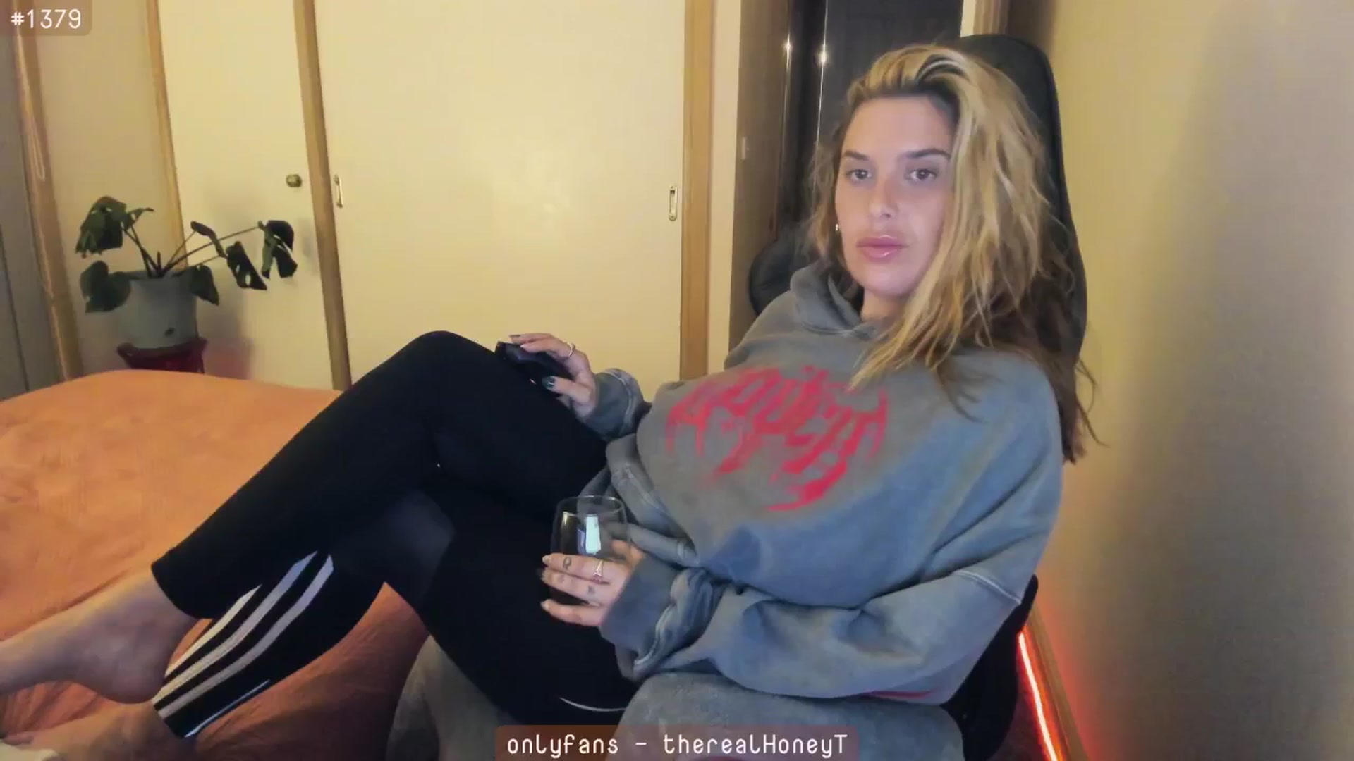 Gallery image thumbnail from HoneyTits_'s myfreecams stream on, 06/24/2024, 10:26 image 10 of 20
