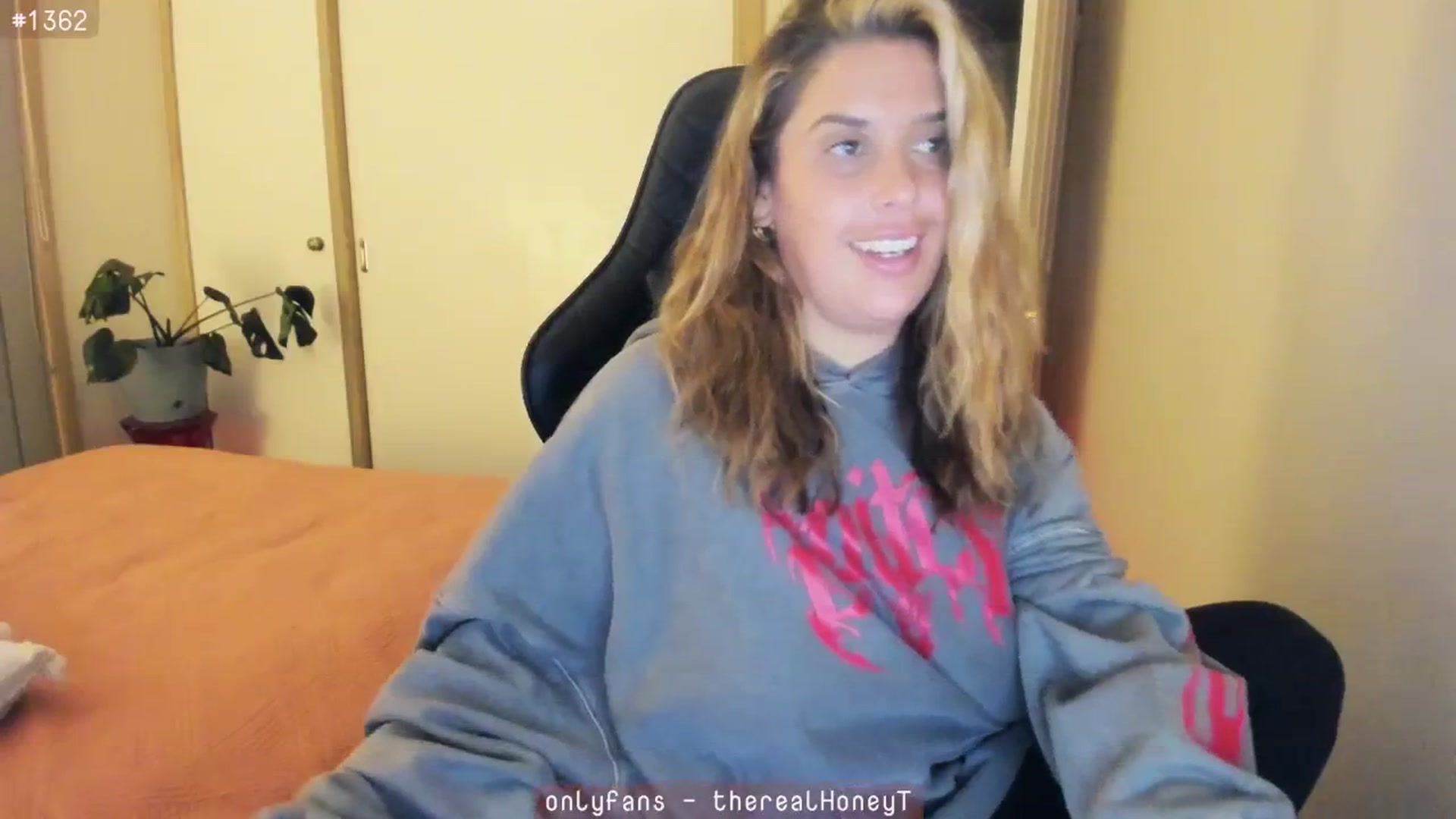 Gallery image thumbnail from HoneyTits_'s myfreecams stream on, 06/24/2024, 13:19 image 4 of 20