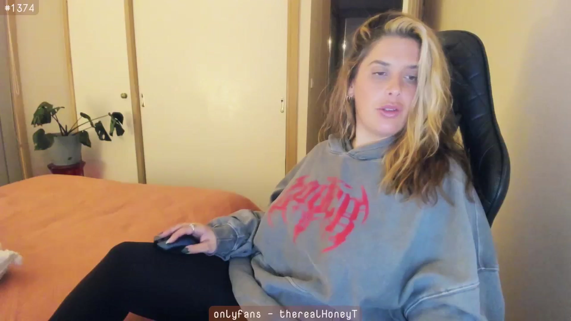 Gallery image thumbnail from HoneyTits_'s myfreecams stream on, 06/24/2024, 13:19 image 3 of 20
