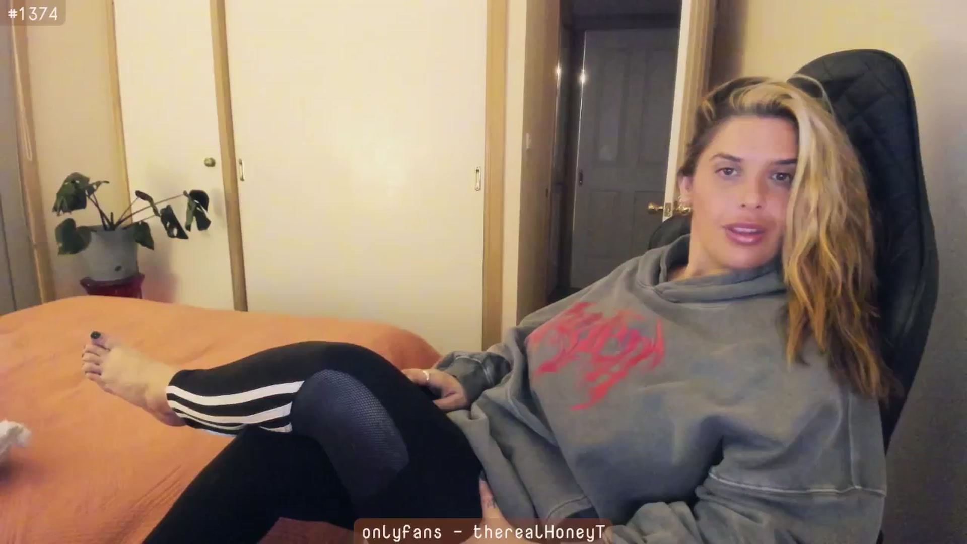 Gallery image thumbnail from HoneyTits_'s myfreecams stream on, 06/24/2024, 13:19 image 1 of 20
