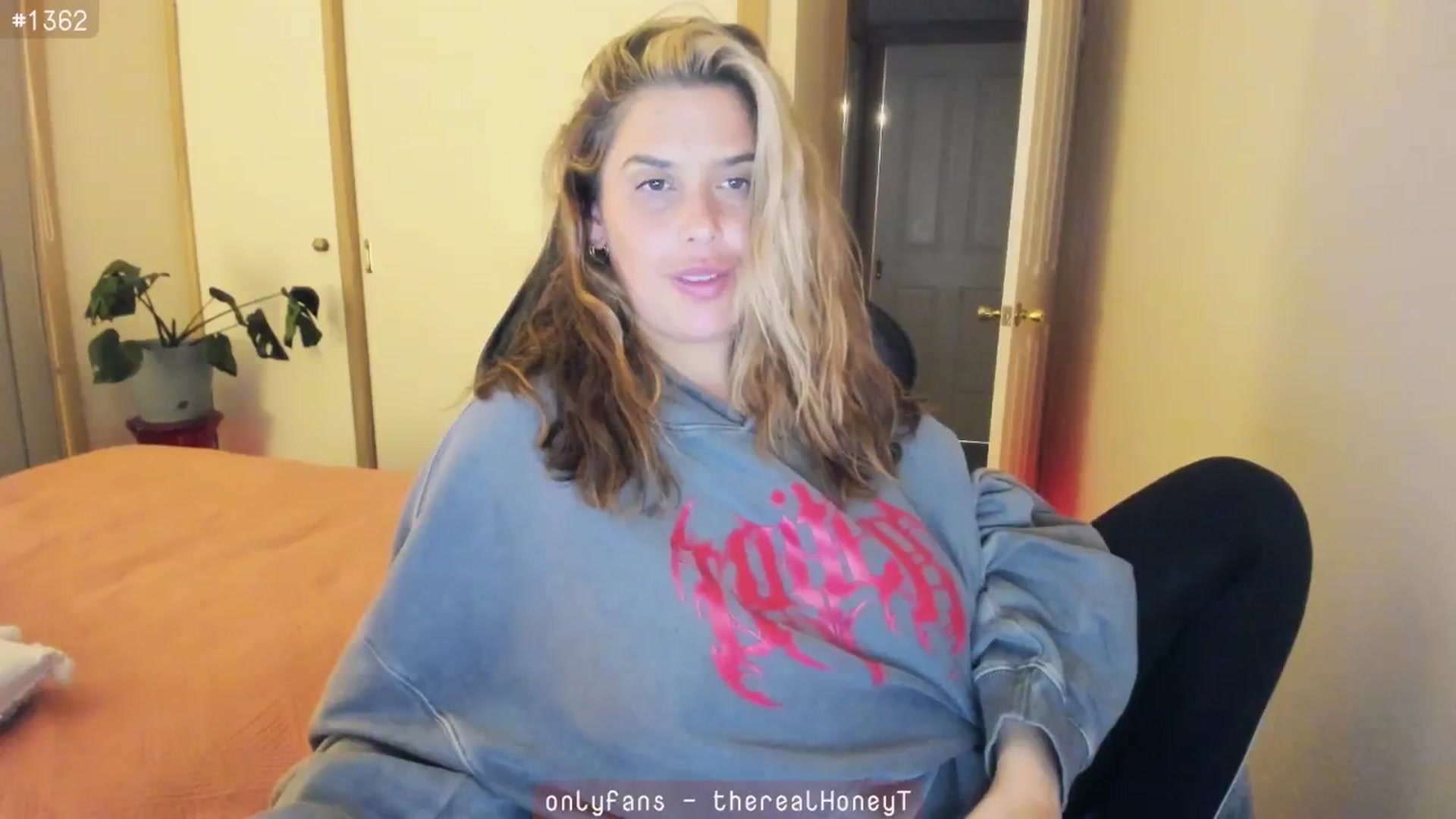 Gallery image thumbnail from HoneyTits_'s myfreecams stream on, 06/24/2024, 13:19 image 7 of 20