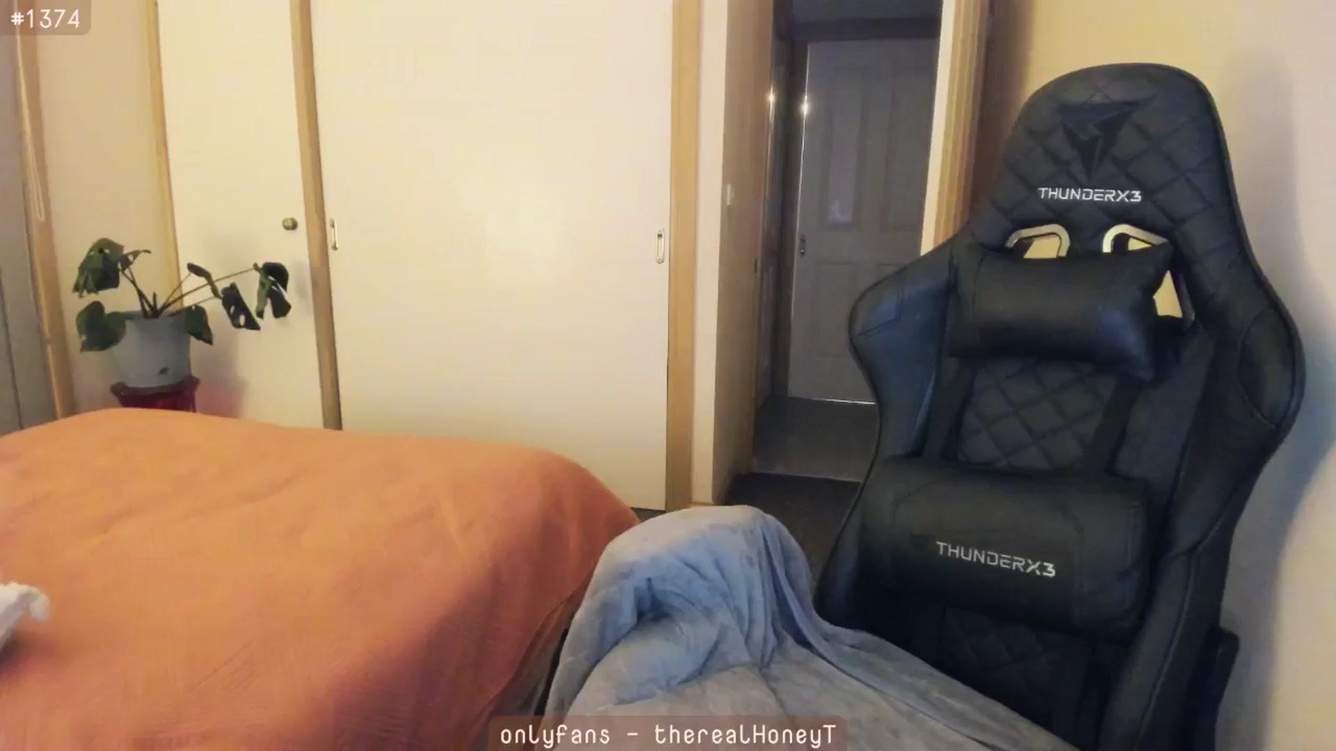 Gallery image thumbnail from HoneyTits_'s myfreecams stream on, 06/24/2024, 13:19 image 2 of 20