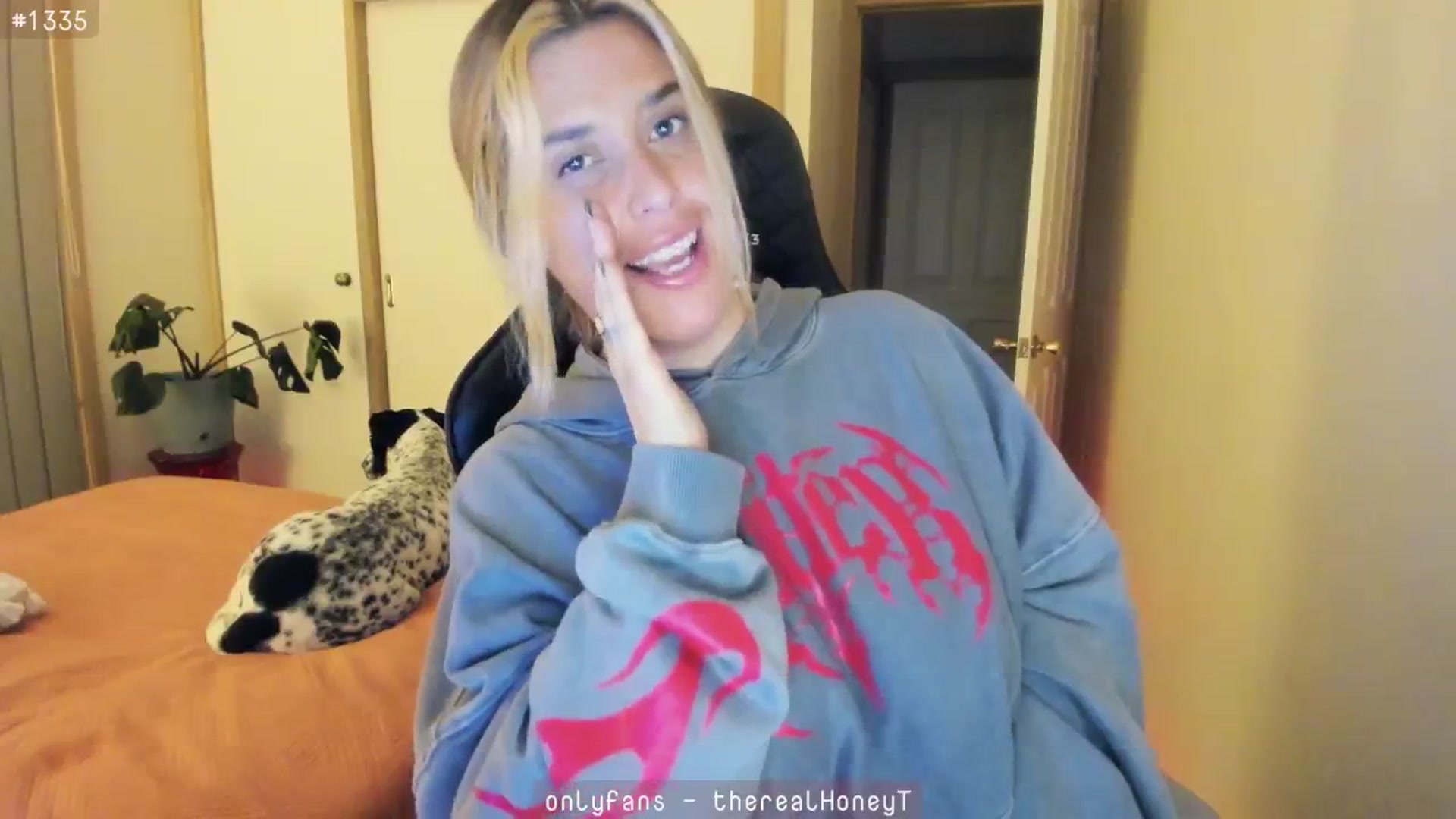 Gallery image thumbnail from HoneyTits_'s myfreecams stream on, 06/24/2024, 13:19 image 15 of 20